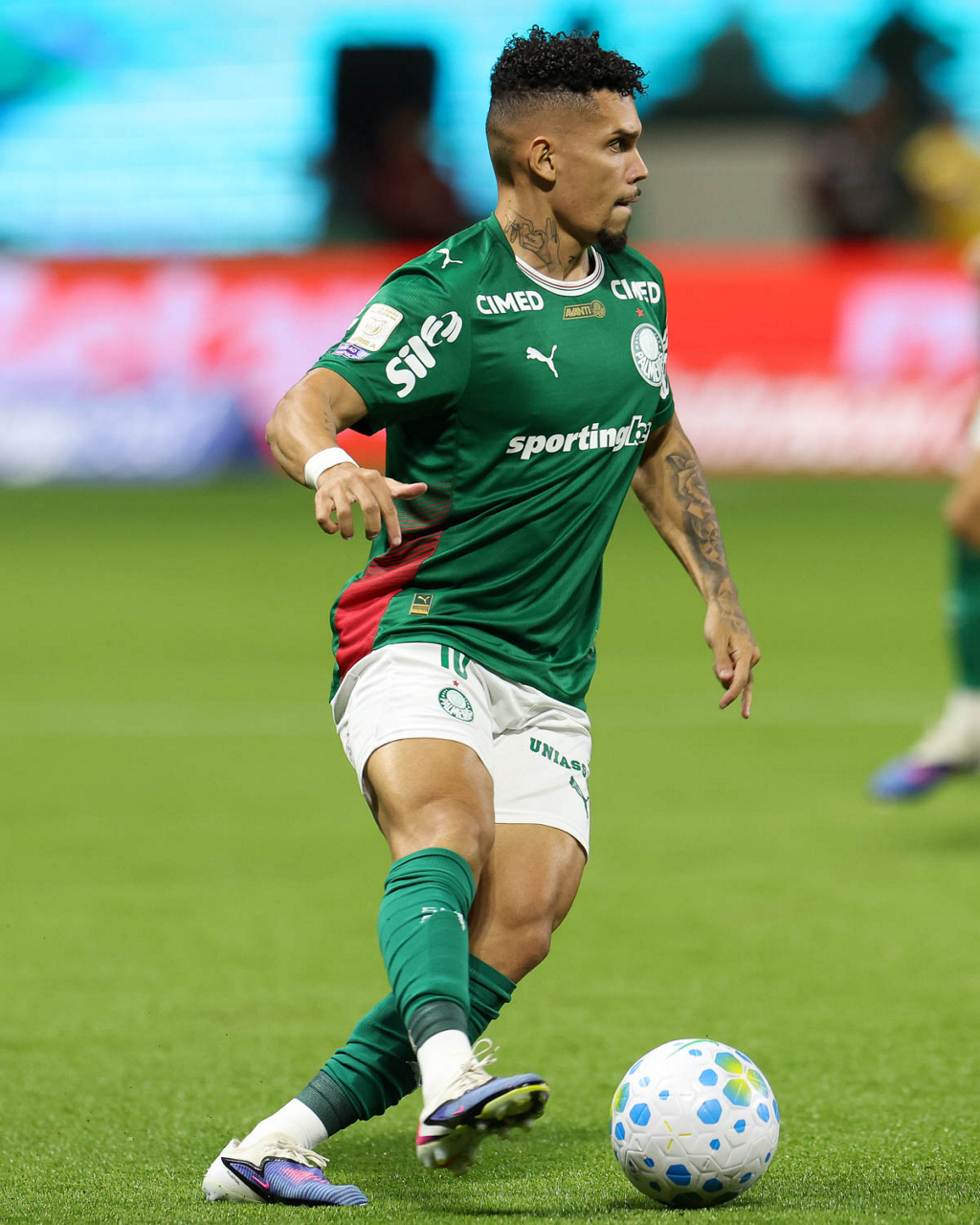 Auxiliar do Palmeiras Destaca Qualidades de Paulinho e Chama à Prudência no Retorno do Jogador