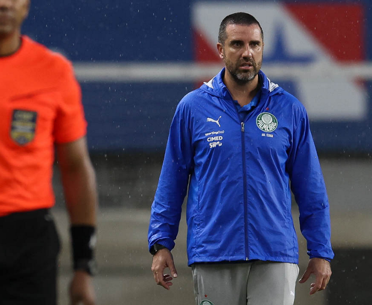 Auxiliar de Abel critica horário de jogo e expressa descontentamento com decisões do VAR no Palmeiras