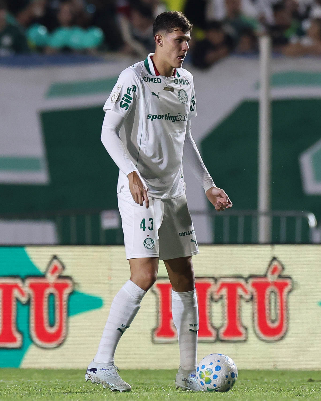 Benedetti deixa o campo com lesão no tornozelo e levanta preocupação no Palmeiras