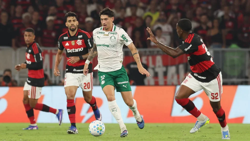 Clássico termina em quebra-pau: Provocação de Paulinho irrita Flamengo e gera confusão