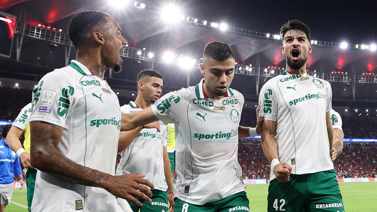 Palmeiras triunfa sobre o Flamengo com gol de Paulinho e amplia a vantagem no confronto