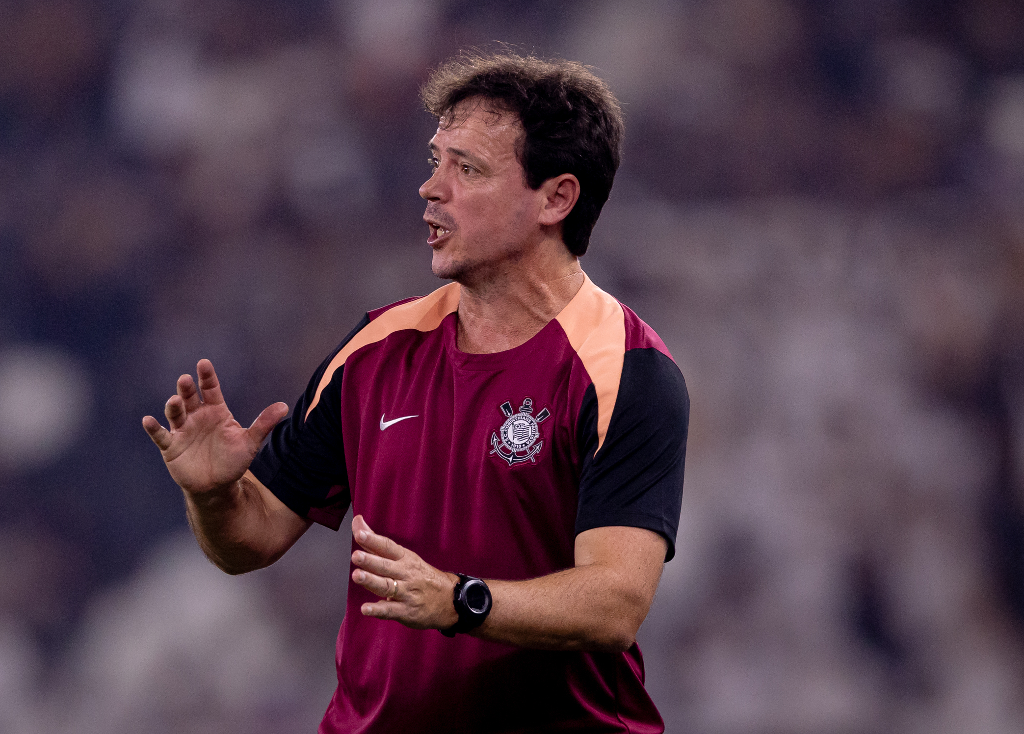 CRITICOU! Diniz destaca impacto do gramado sintético na derrota do Corinthians