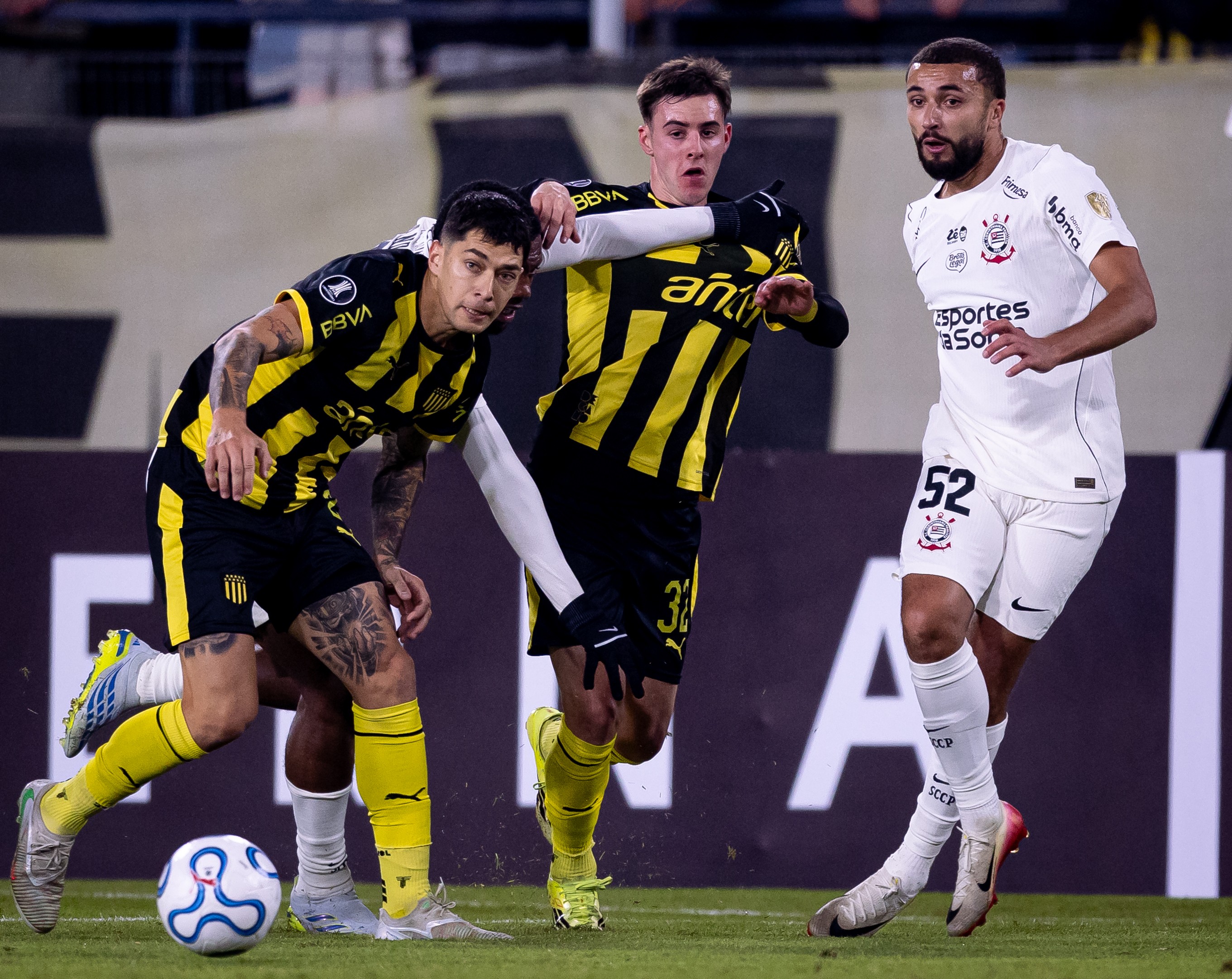 Diniz Implementa Estratégia Vencedora e Corinthians Conquista Importante Resultado em Montevidéu