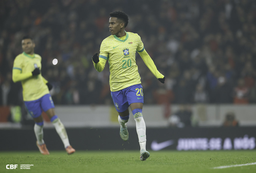 Fora da Copa, Estêvão cai duas posições na lista do Golden Boy 2026; Rayan e Endrick seguem no top 10