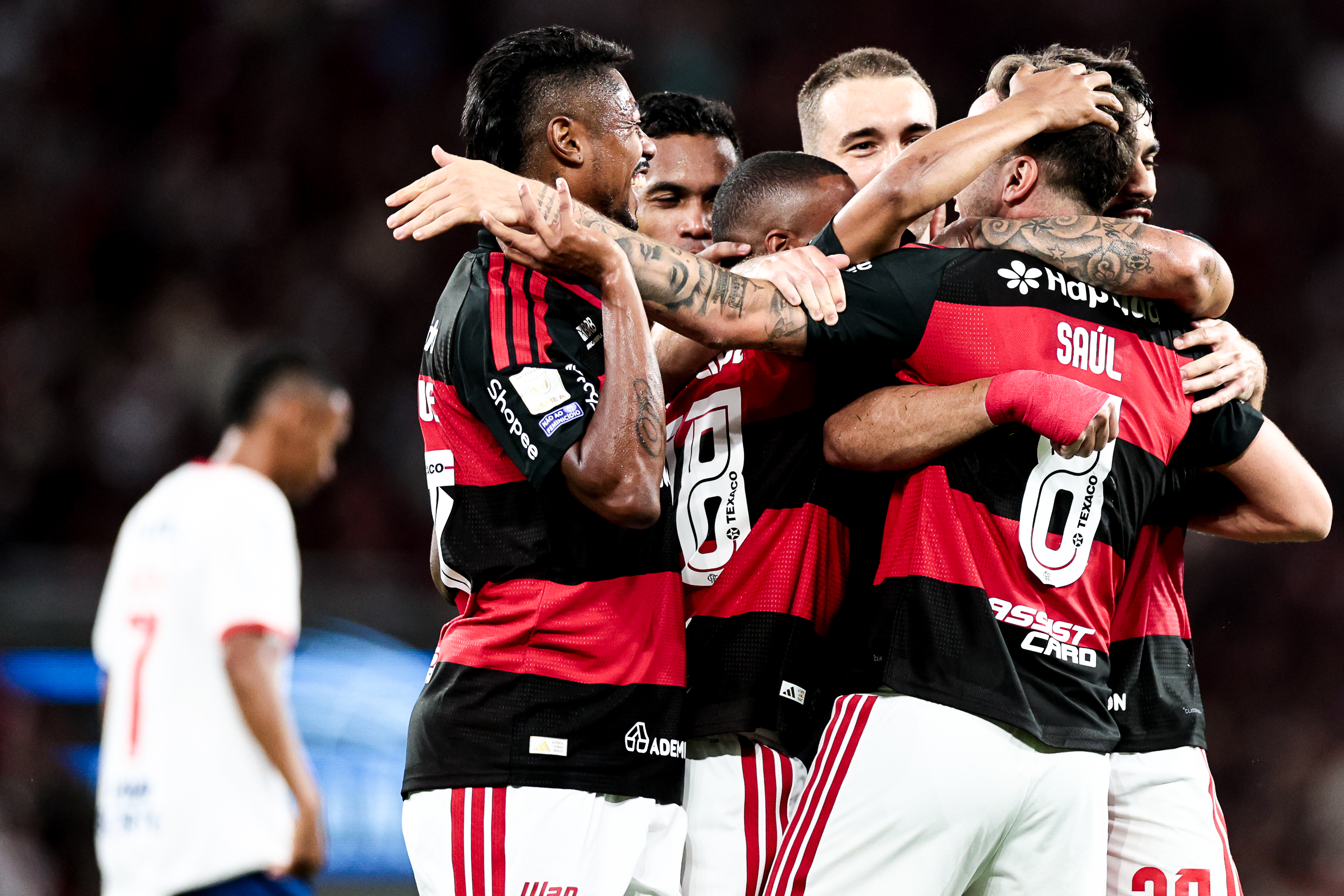 Flamengo desafia o Athletico na Baixada para abafar crise e não descolar do Palmeiras