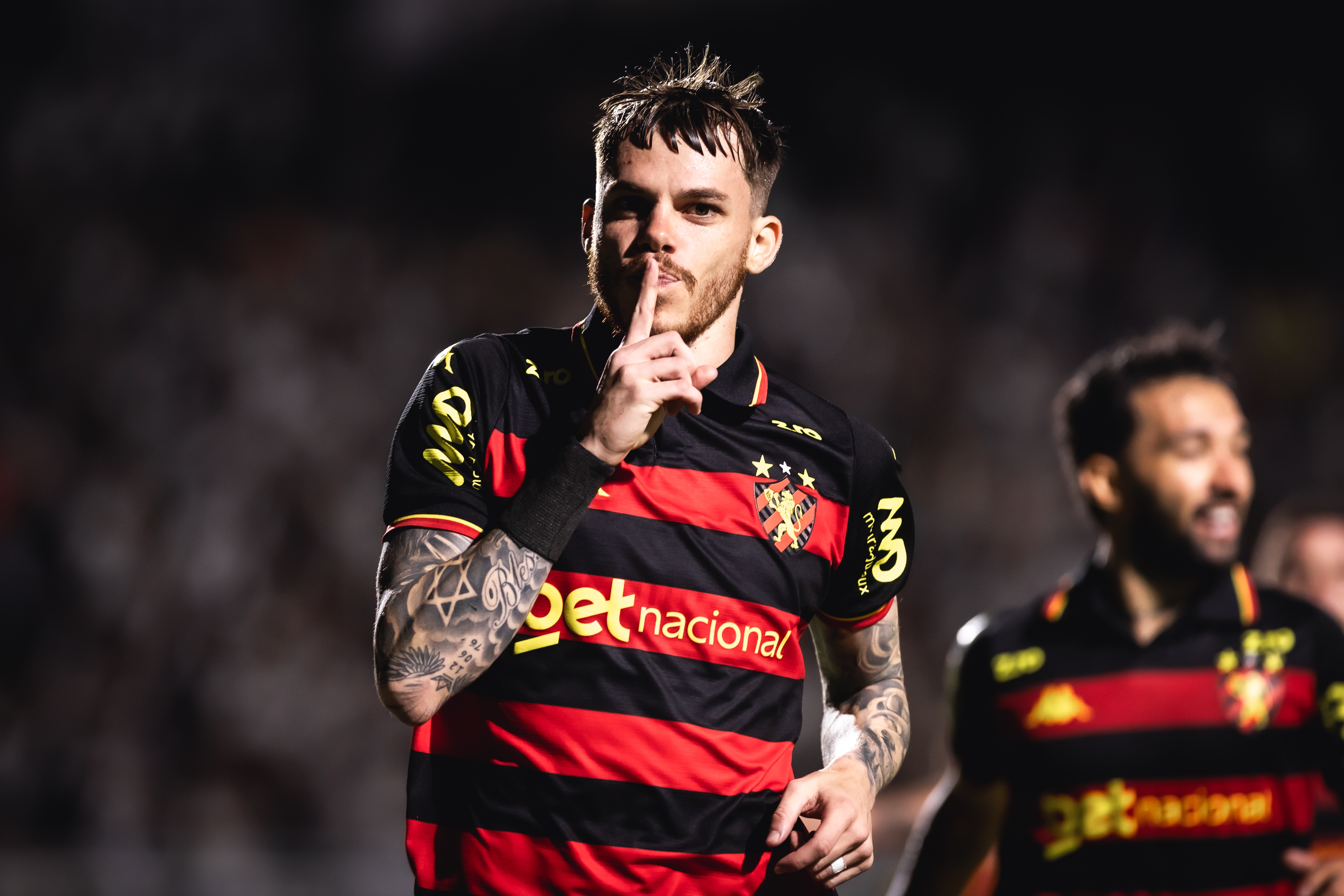 Sport vira sobre a Ponte Preta e dorme na liderança da Série B