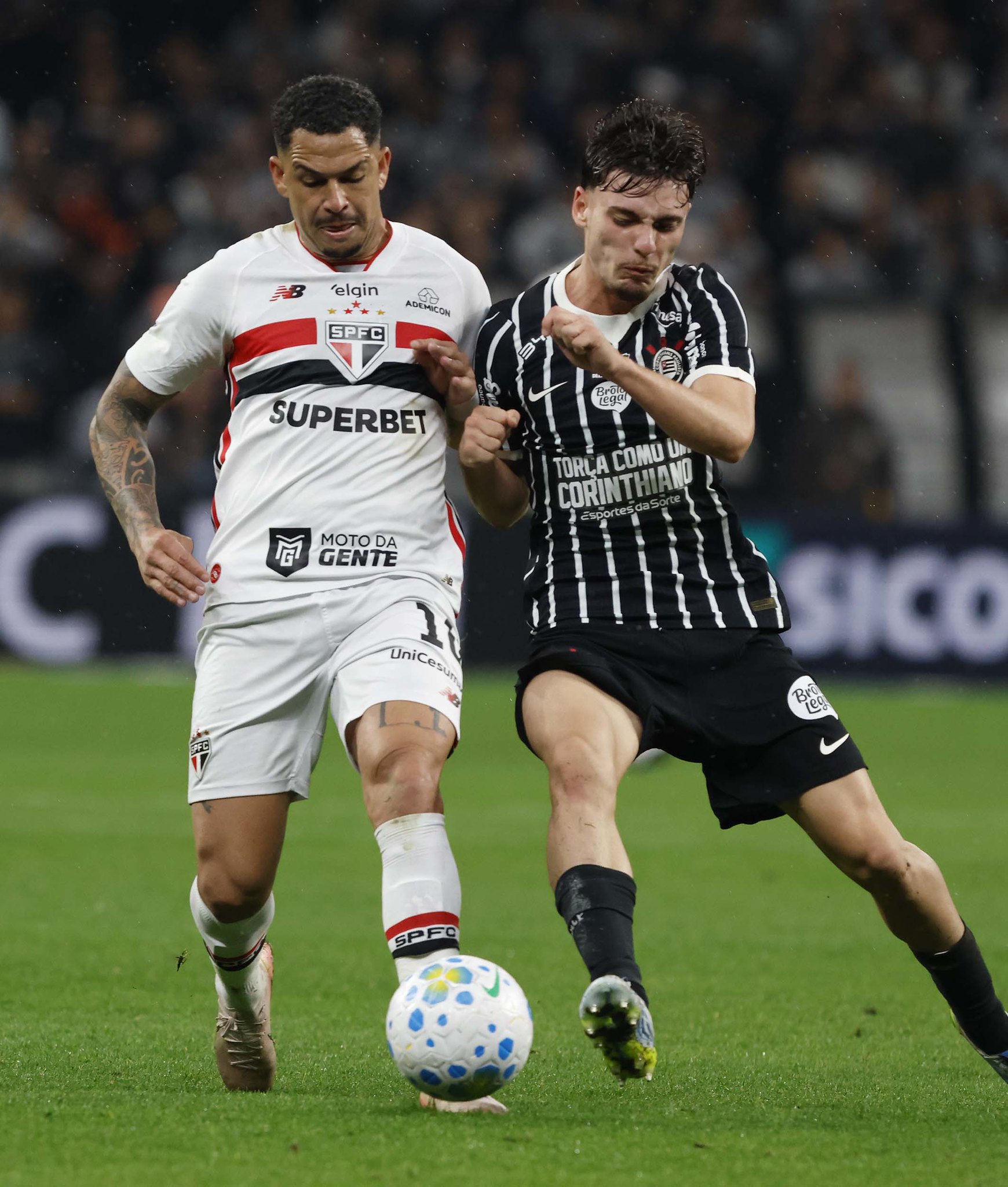 Corinthians vence Majestoso marcado por objetos e polêmica do VAR