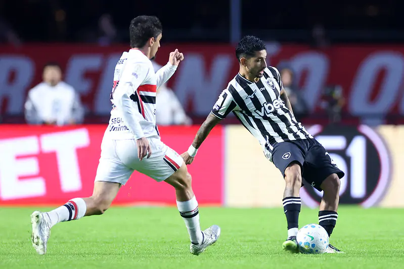 São Paulo cede empate ao Botafogo aos 45 do segundo tempo e aumenta jejum