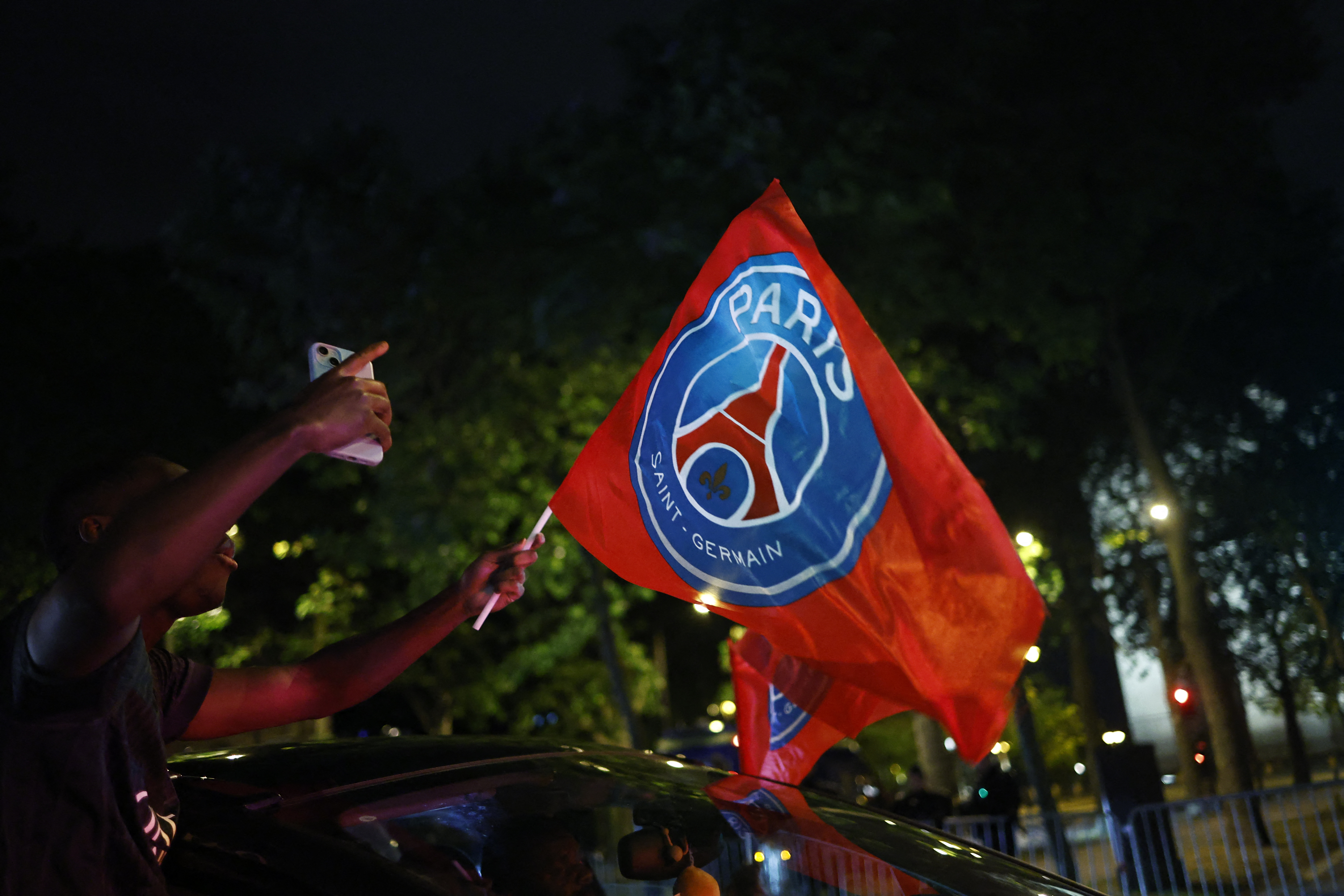 Incidentes após vitória do PSG terminam com 127 detidos e dezenas de feridos em Paris