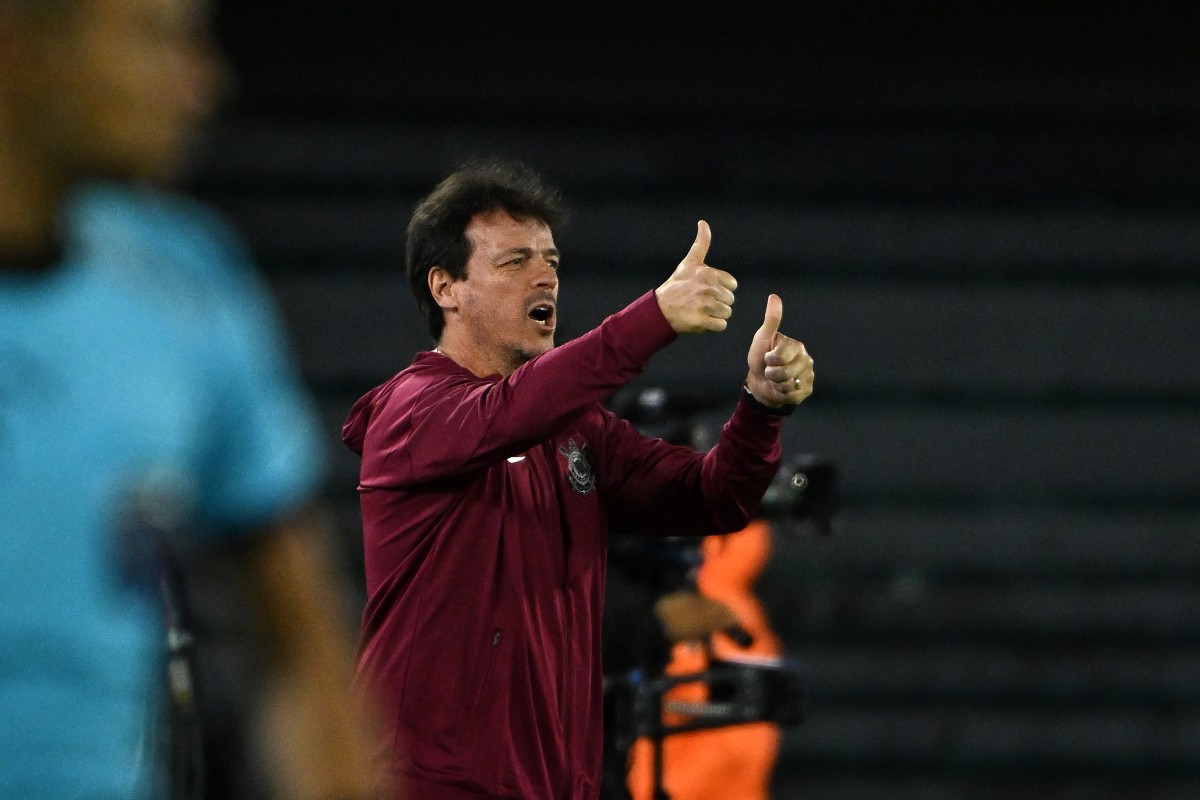 Diniz exalta resiliência do Corinthians em empate e reafirma a essência do clube