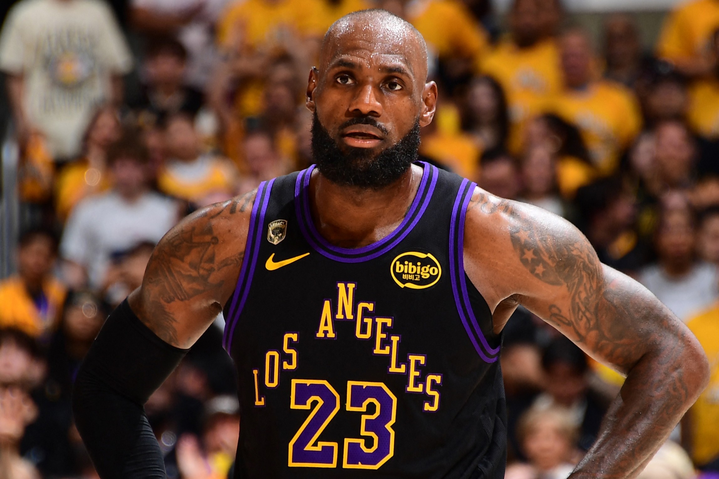 LeBron James mantém mistério sobre futuro na NBA
