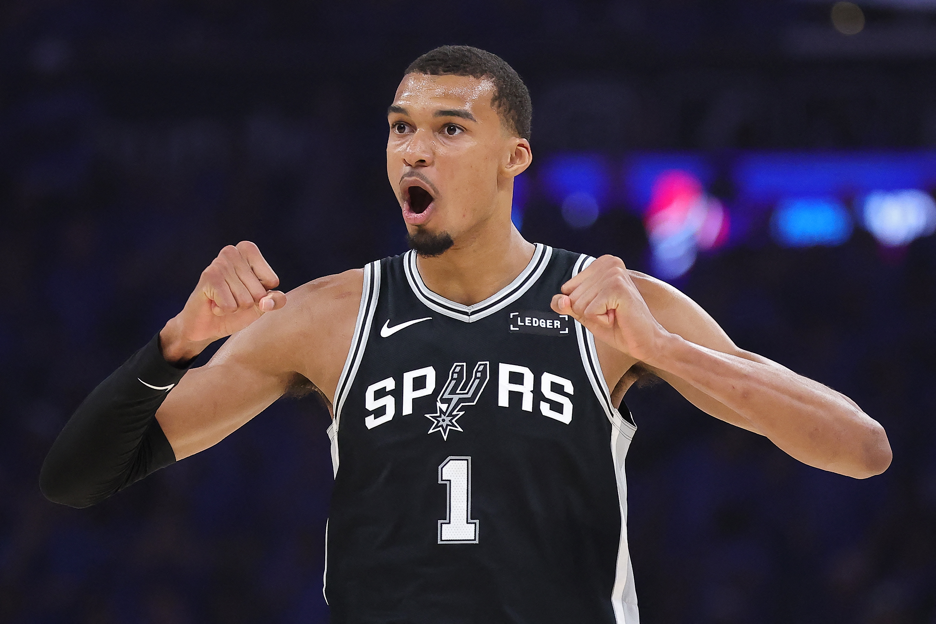 Wembanyama brilha, e Spurs vence o Thunder na segunda prorrogação pela NBA