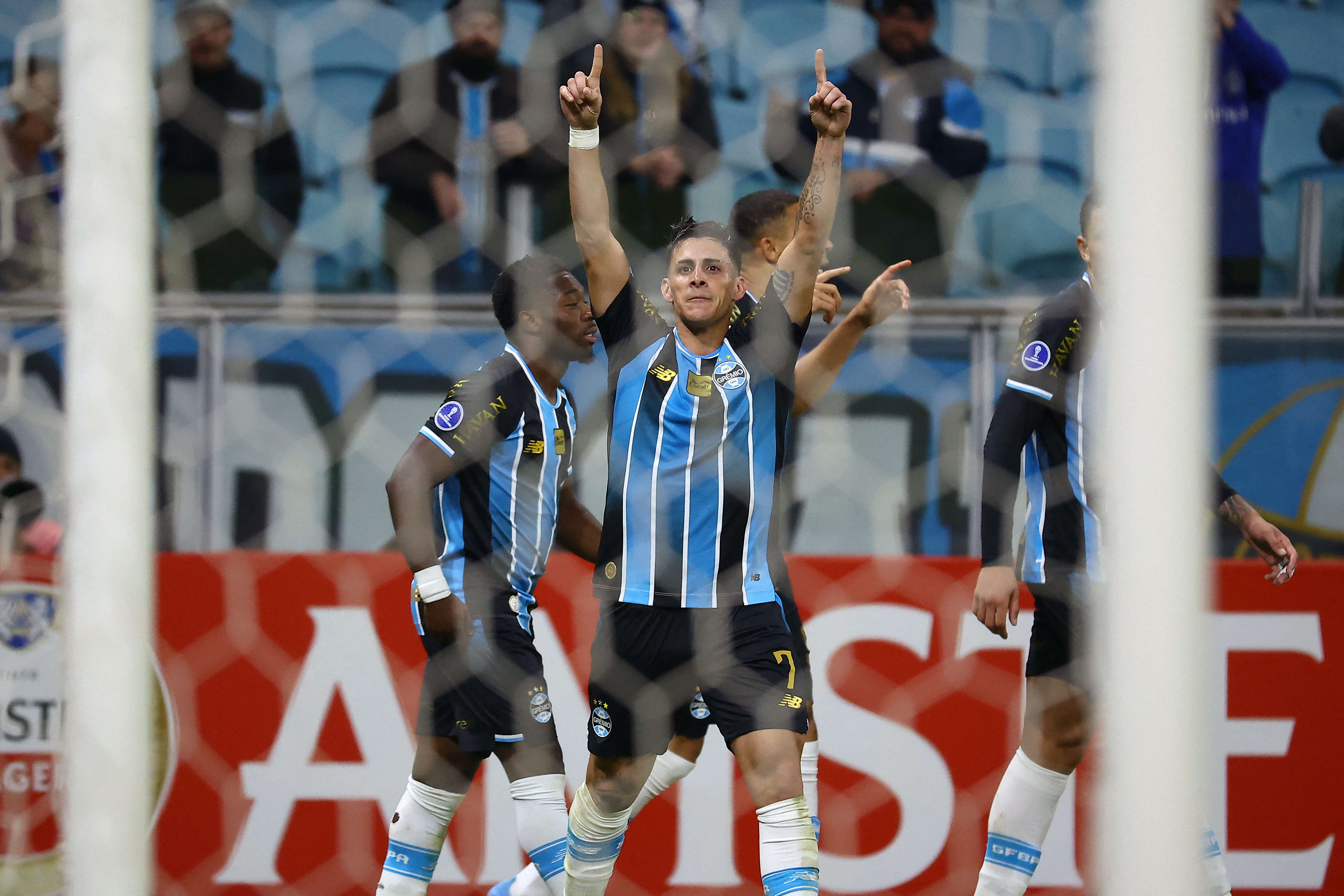 Cristian Pavón renasce e Grêmio conquista vitória crucial na Sul-Americana