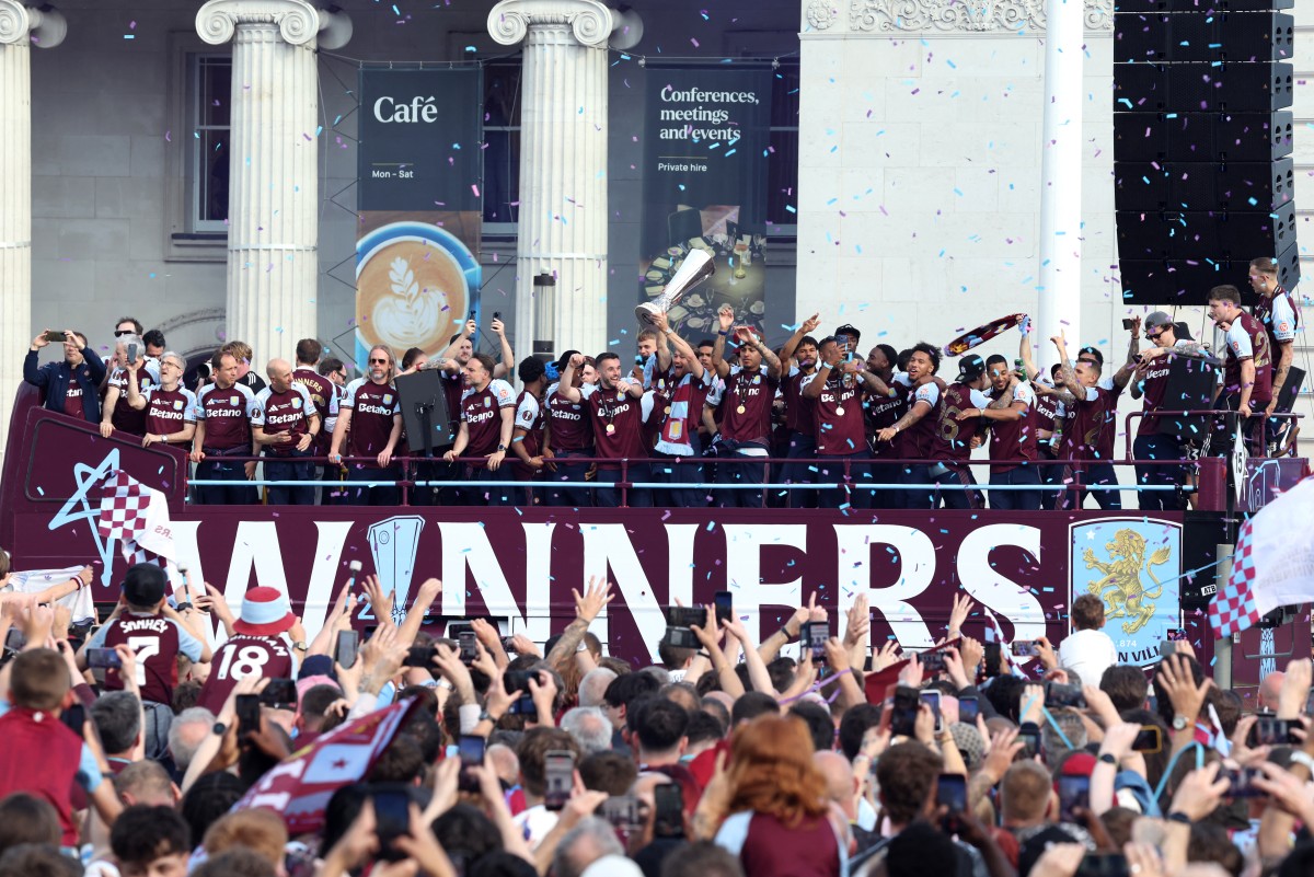 Aston Villa desfila com troféu da Liga Europa diante de multidão em Birmingham