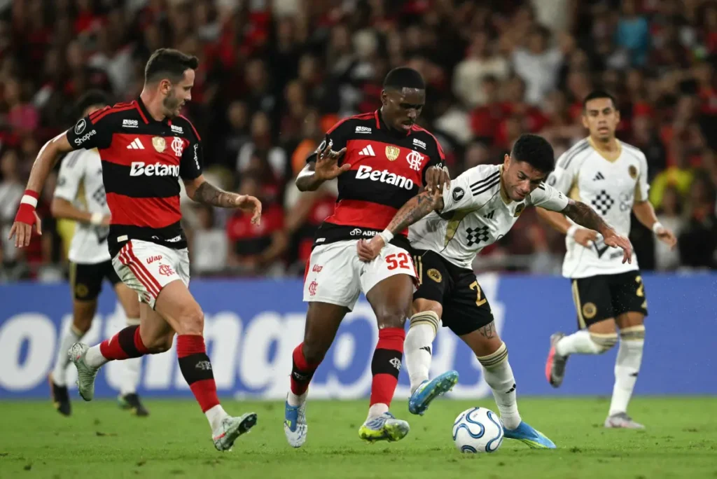 Flamengo vence em casa e se aproxima de primeira colocação geral da Libertadores!