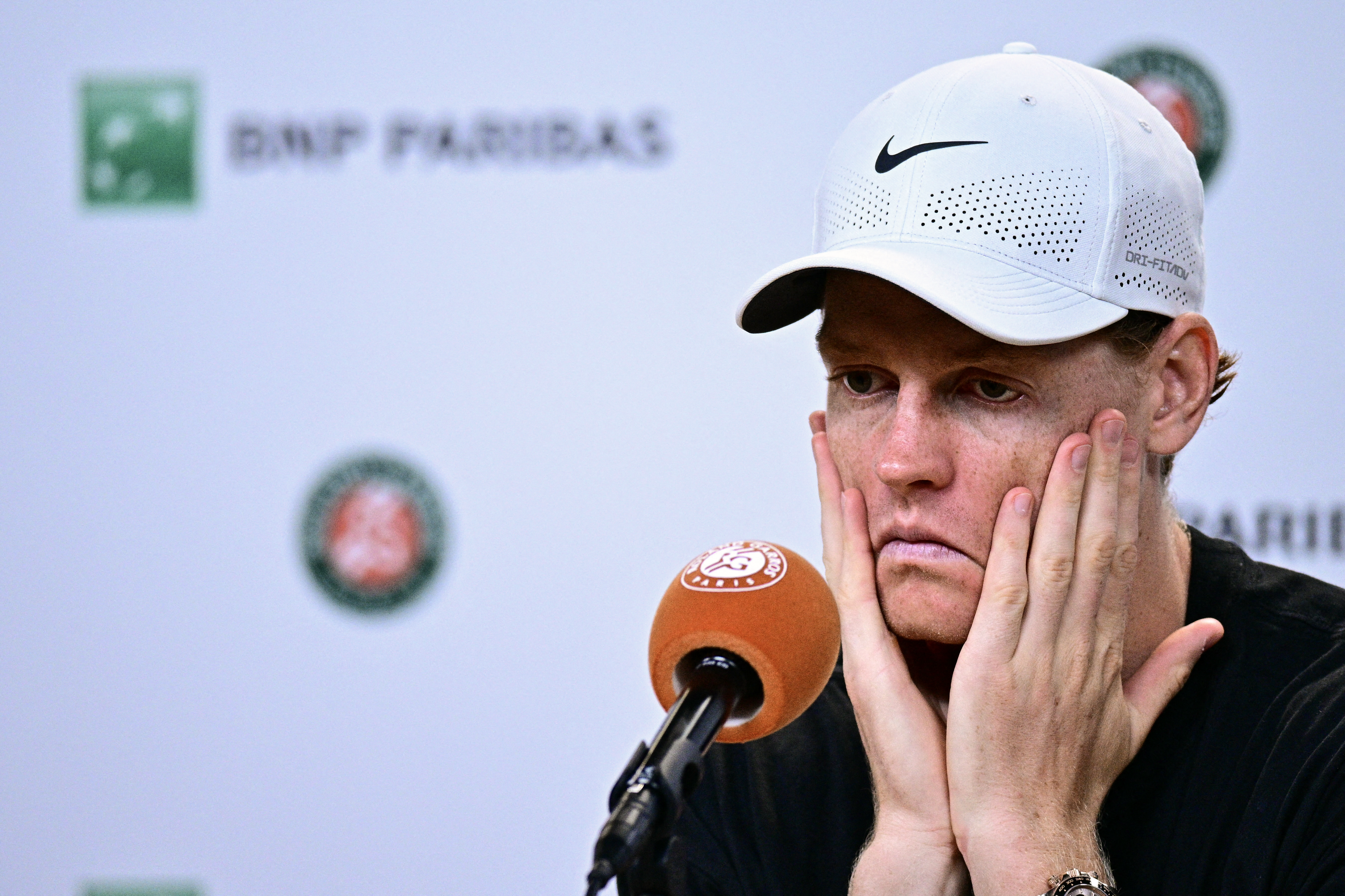 'Ninguém é um robô', diz Sinner após derrota em Roland Garros