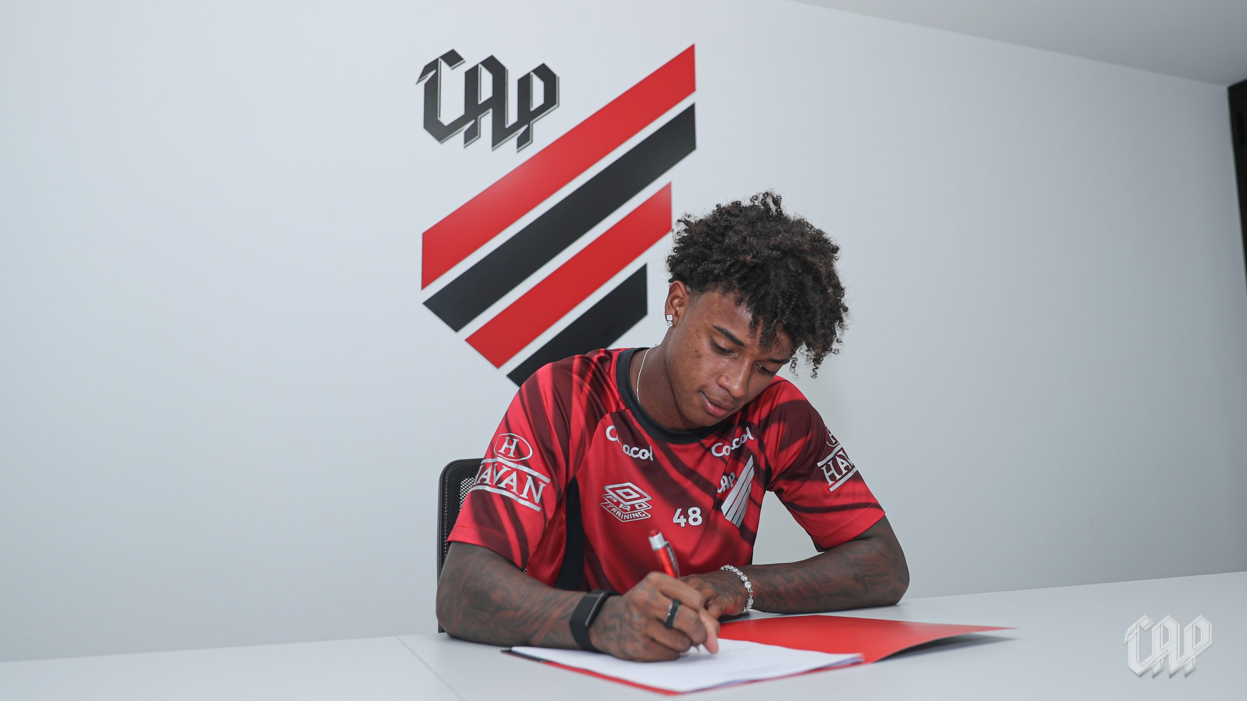 Vendido ao Shakhtar, Bruninho pede para não jogar mais pelo Athletico-PR