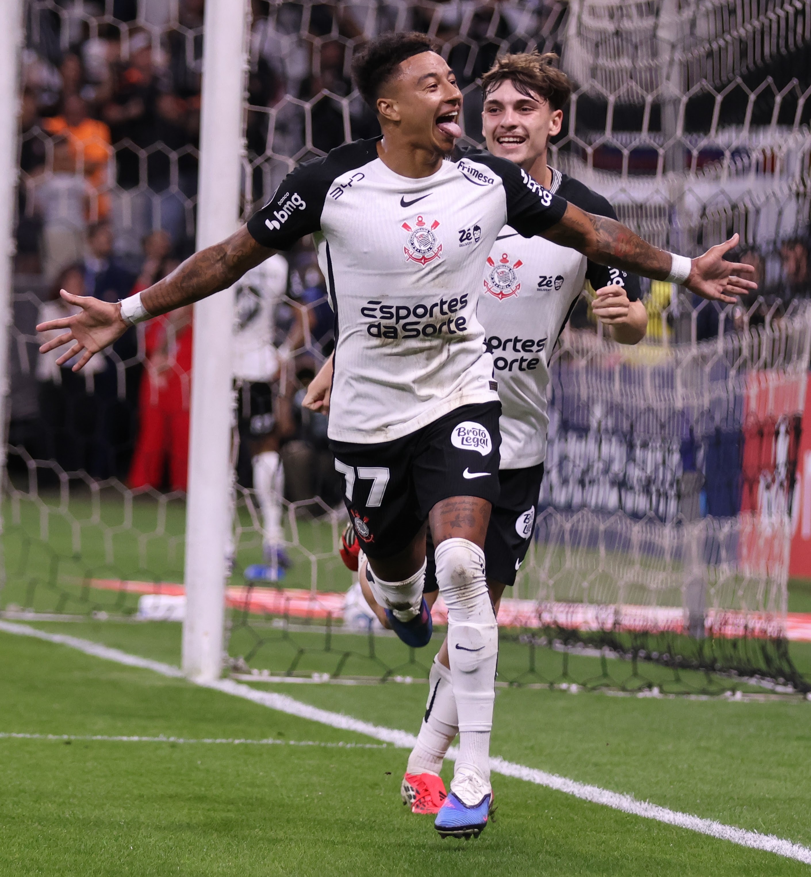 Lingard celebra gol na Arena e compartilha processo de adaptação ao Corinthians