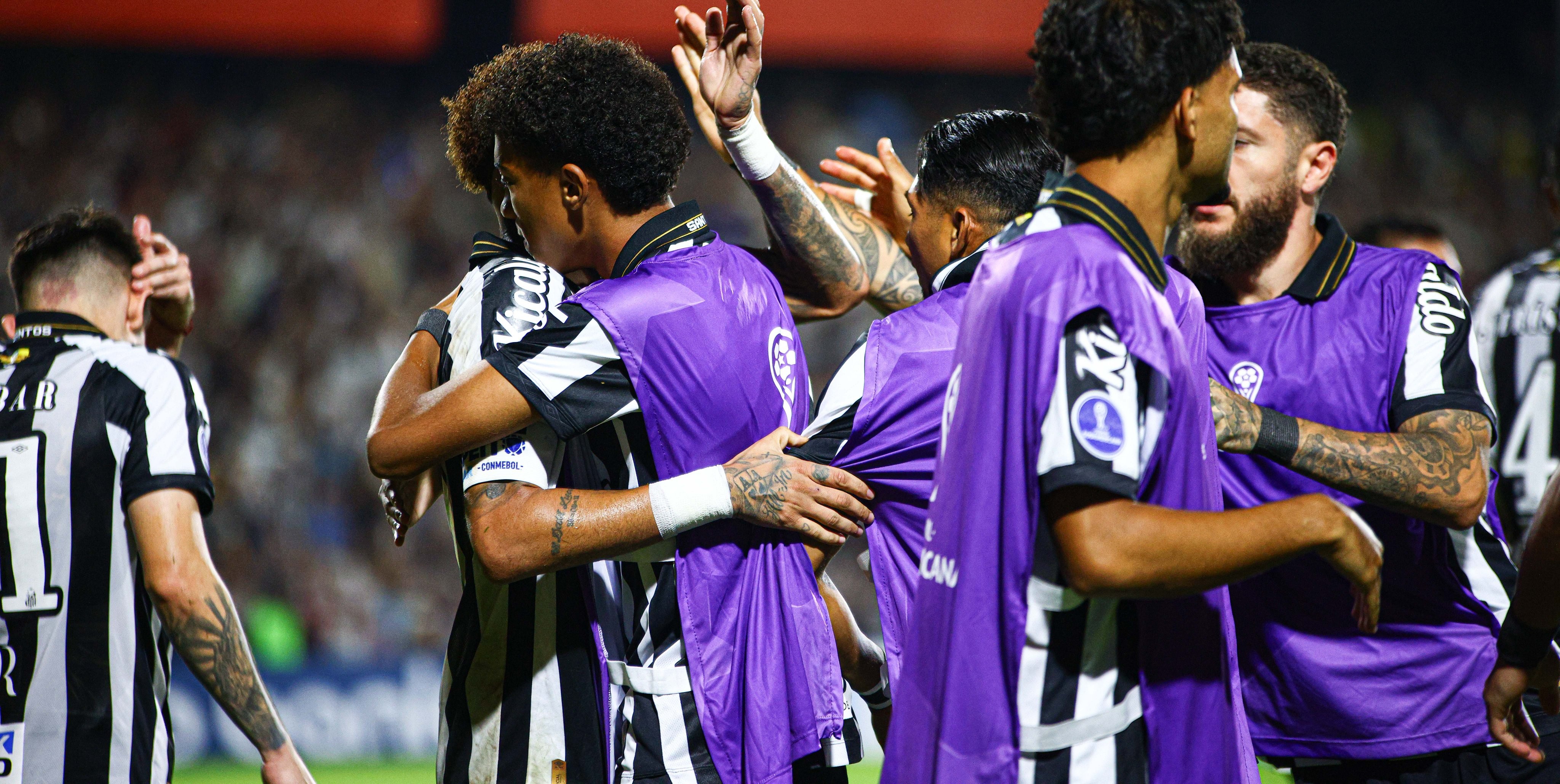 Neymar abraça Robinho Jr em comemoração de gol; veja