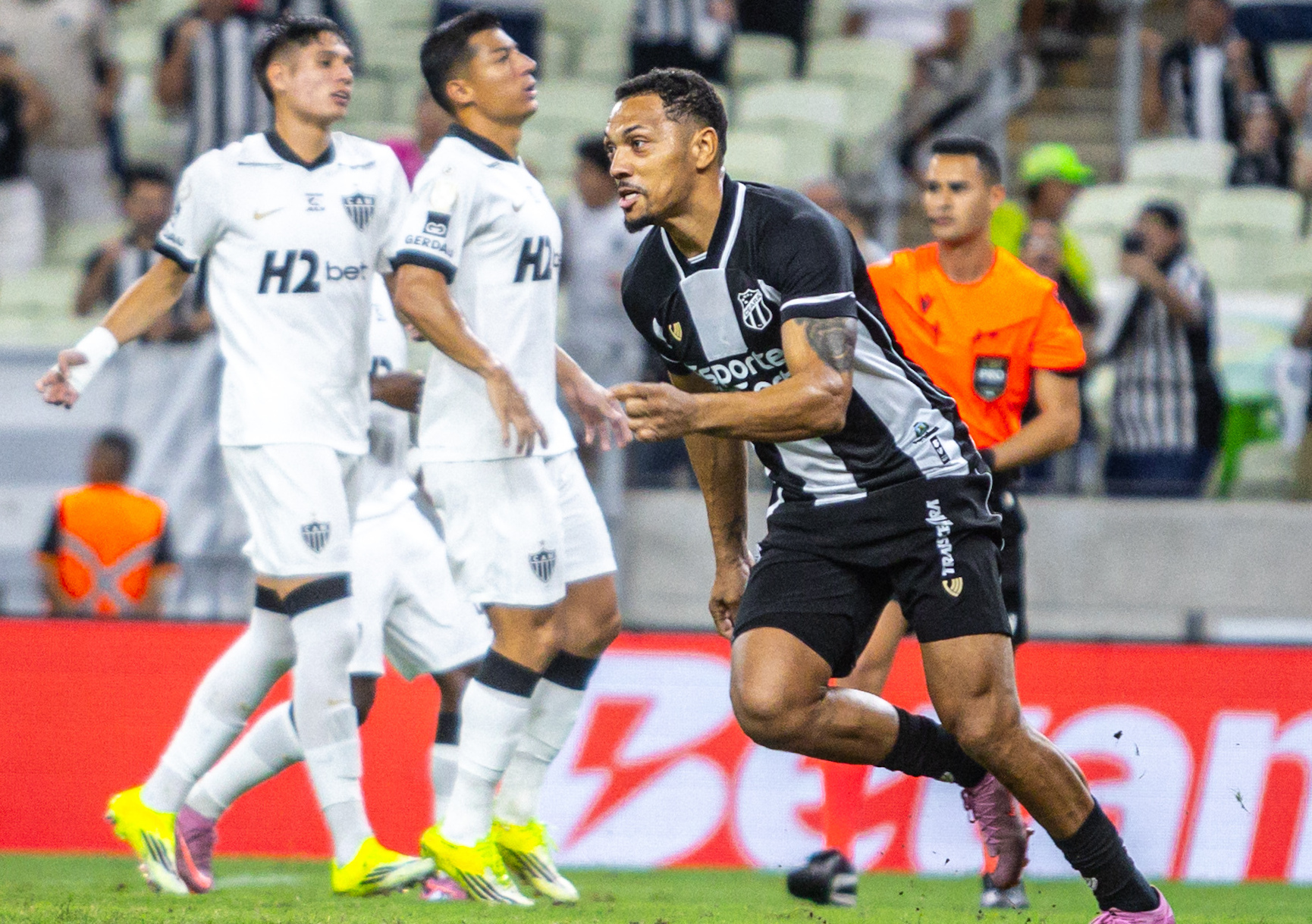 Éverson acerta cobrança, Atlético-MG bate Ceará nos pênaltis e vai às oitavas