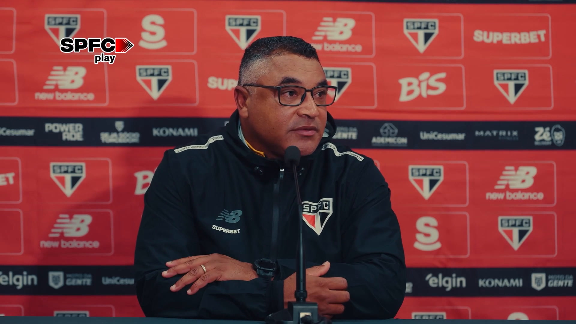 Roger Machado explica situação de Arboleda no São Paulo