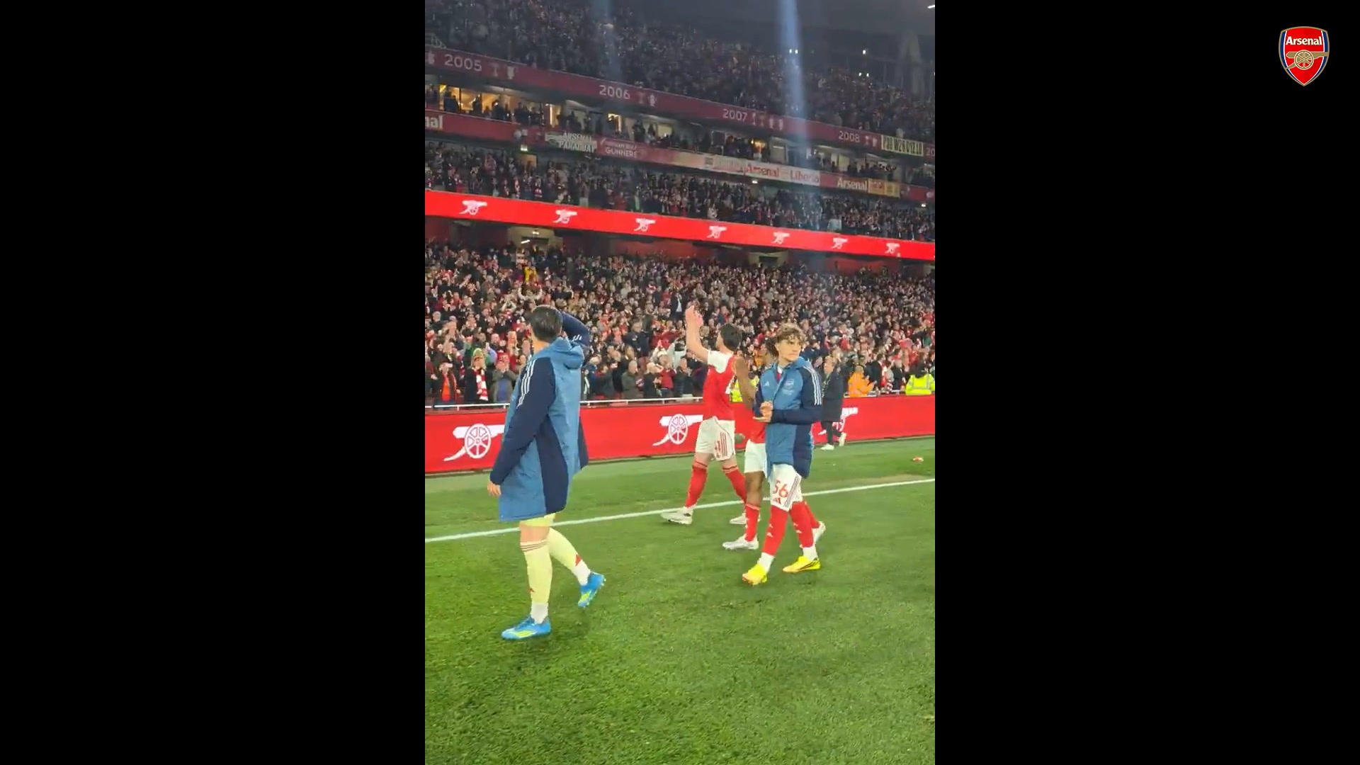 Volta olímpica do Arsenal após o sucesso no último jogo em casa