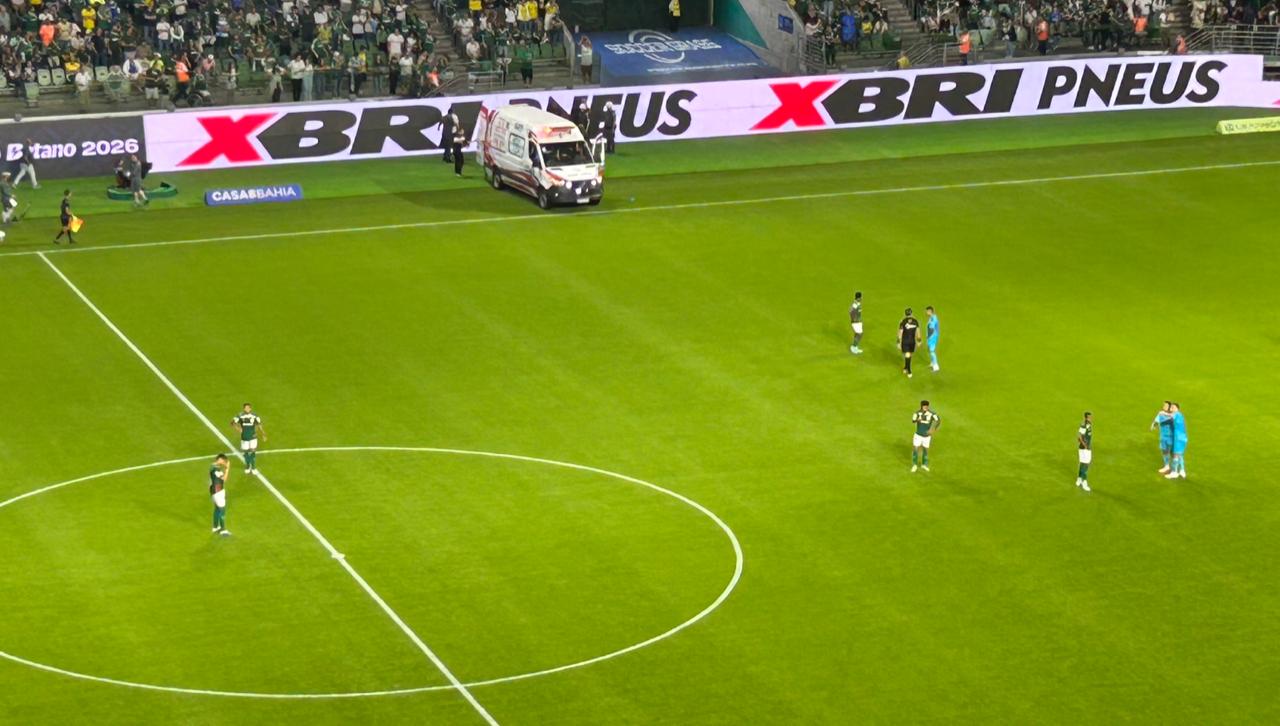 Torcedor tenta invadir campo durante clássicos entre Palmeiras e Santos e é levado de ambulância ao hospital
