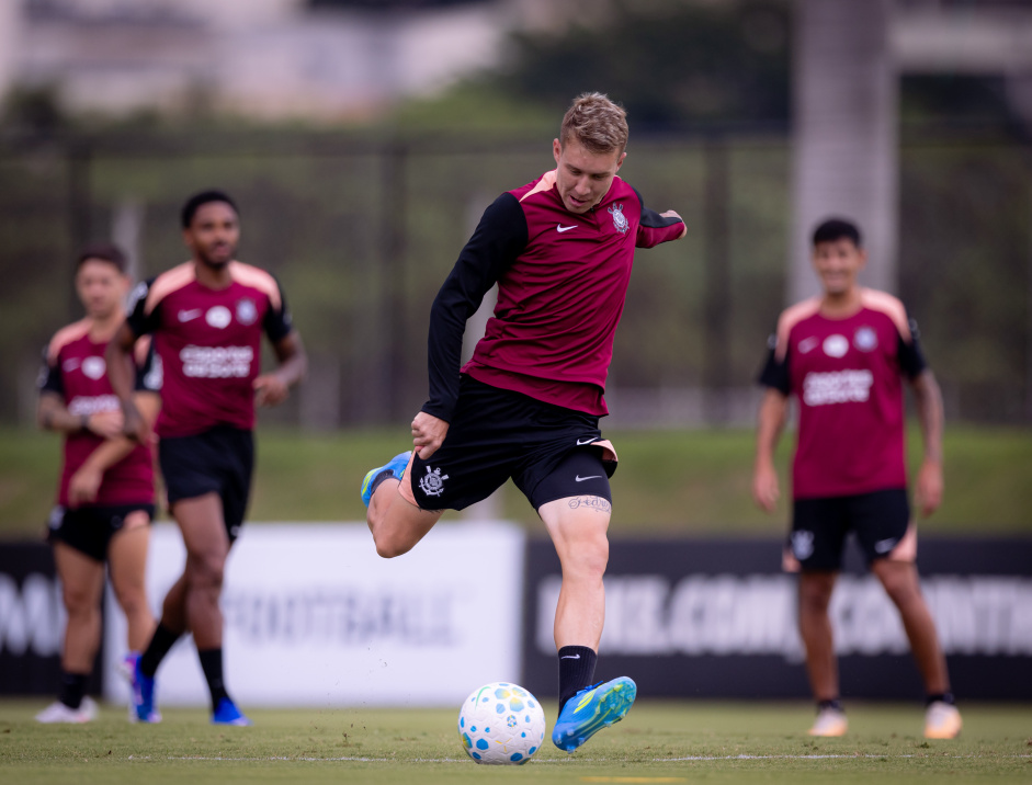 Charles Inicia Transição e Corinthians Intensifica Treinos para Duelos com o Botafogo