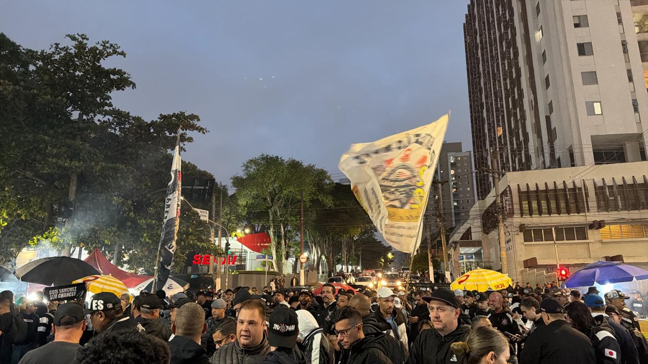 Seis organizadas do Corinthians protestam contra Andrés Sanchez.