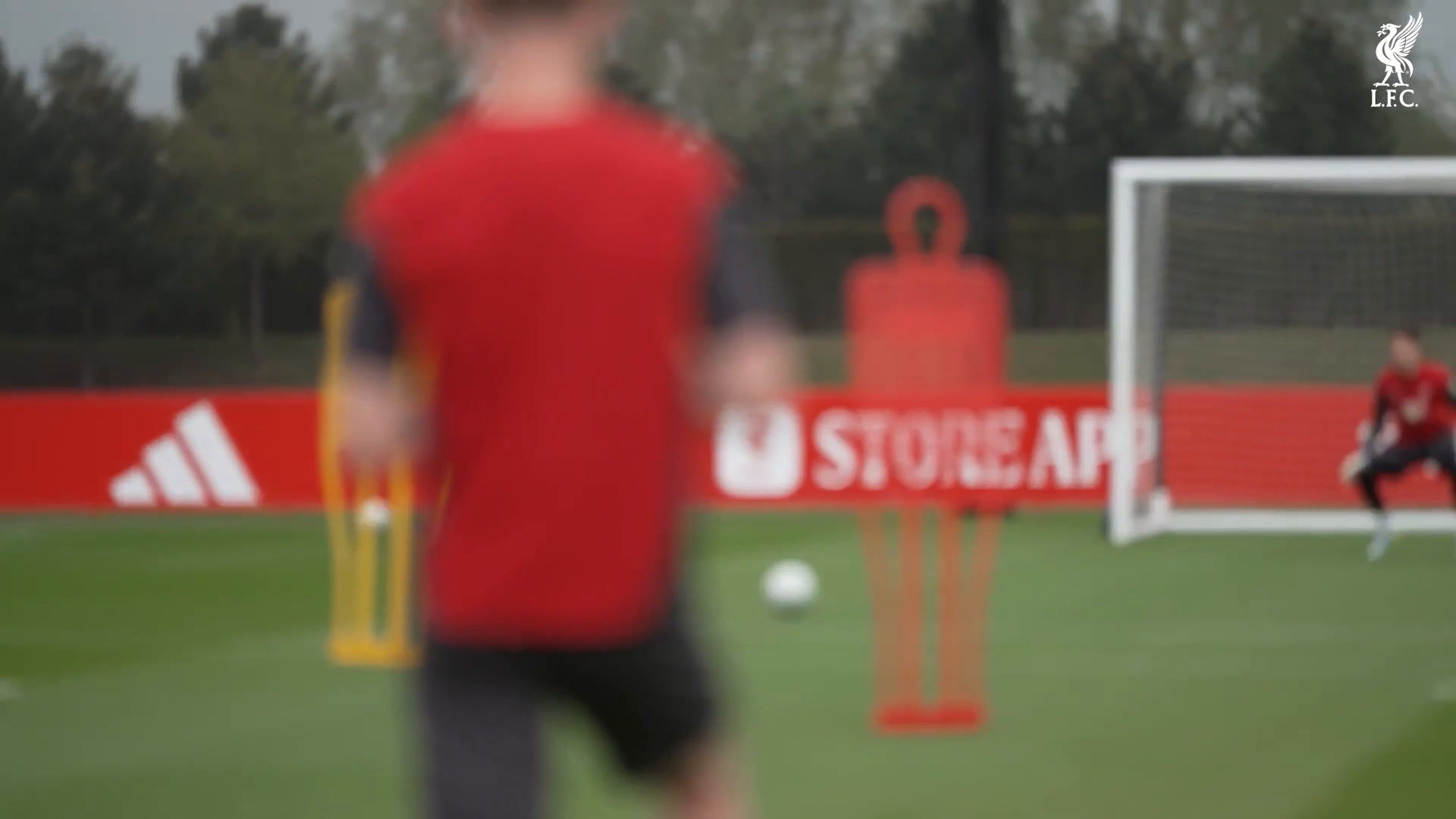 A finalização de Rio em treino do Liverpool; veja o lance