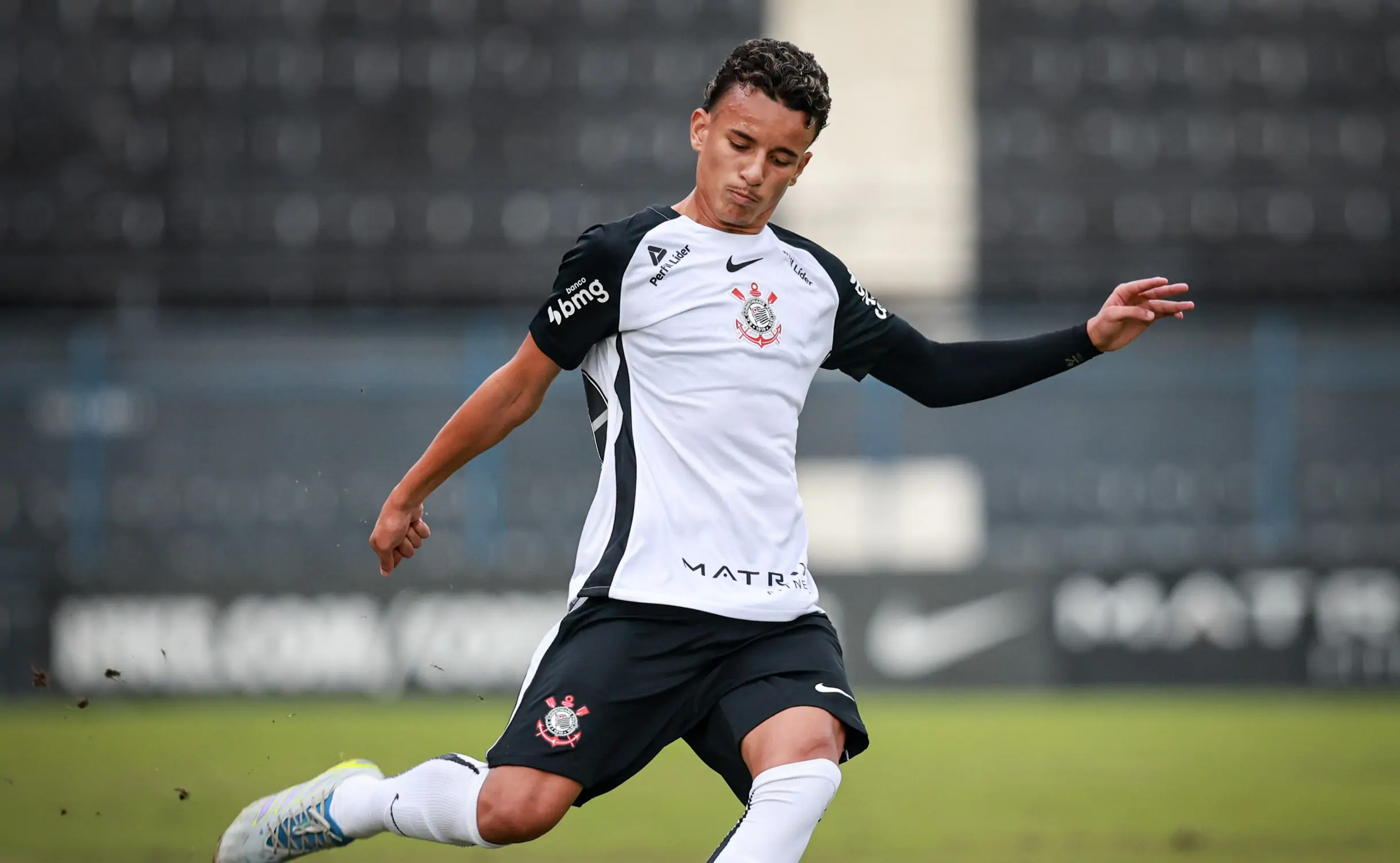 Corinthians marca no fim, bate Vitória e entra no G8 do Brasileirão sub-20