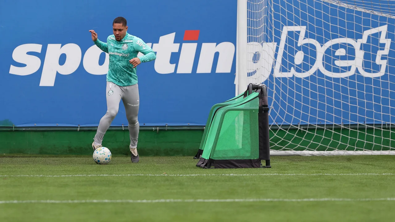 Vitor Roque trabalha com bola e cumpre cronograma de recuperação no Palmeiras