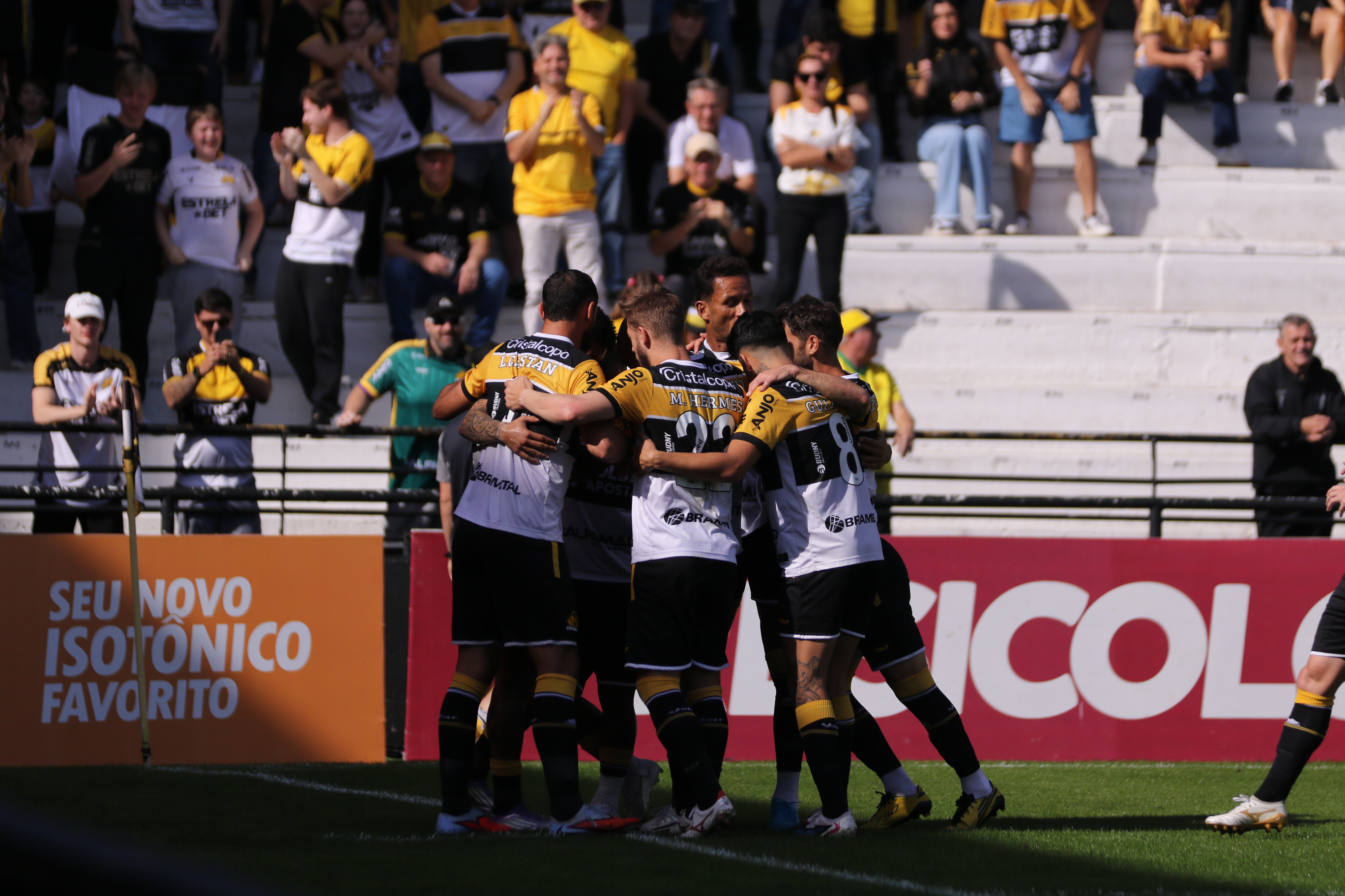 Criciúma x Vila Nova: veja prováveis escalações e onde assistir ao duelo pela Série B