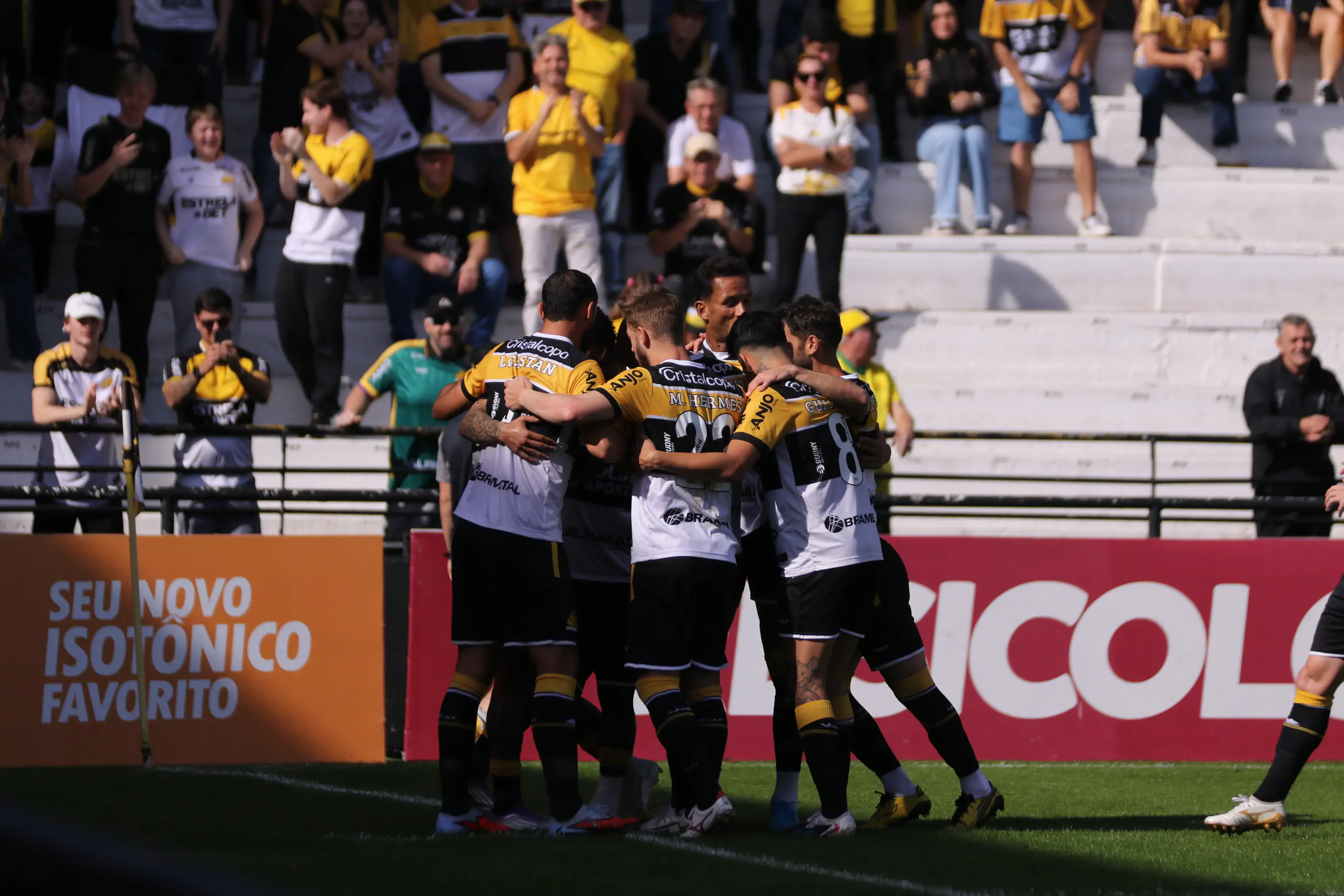 Criciúma derrota o Sport e encosta na ponta da Série B