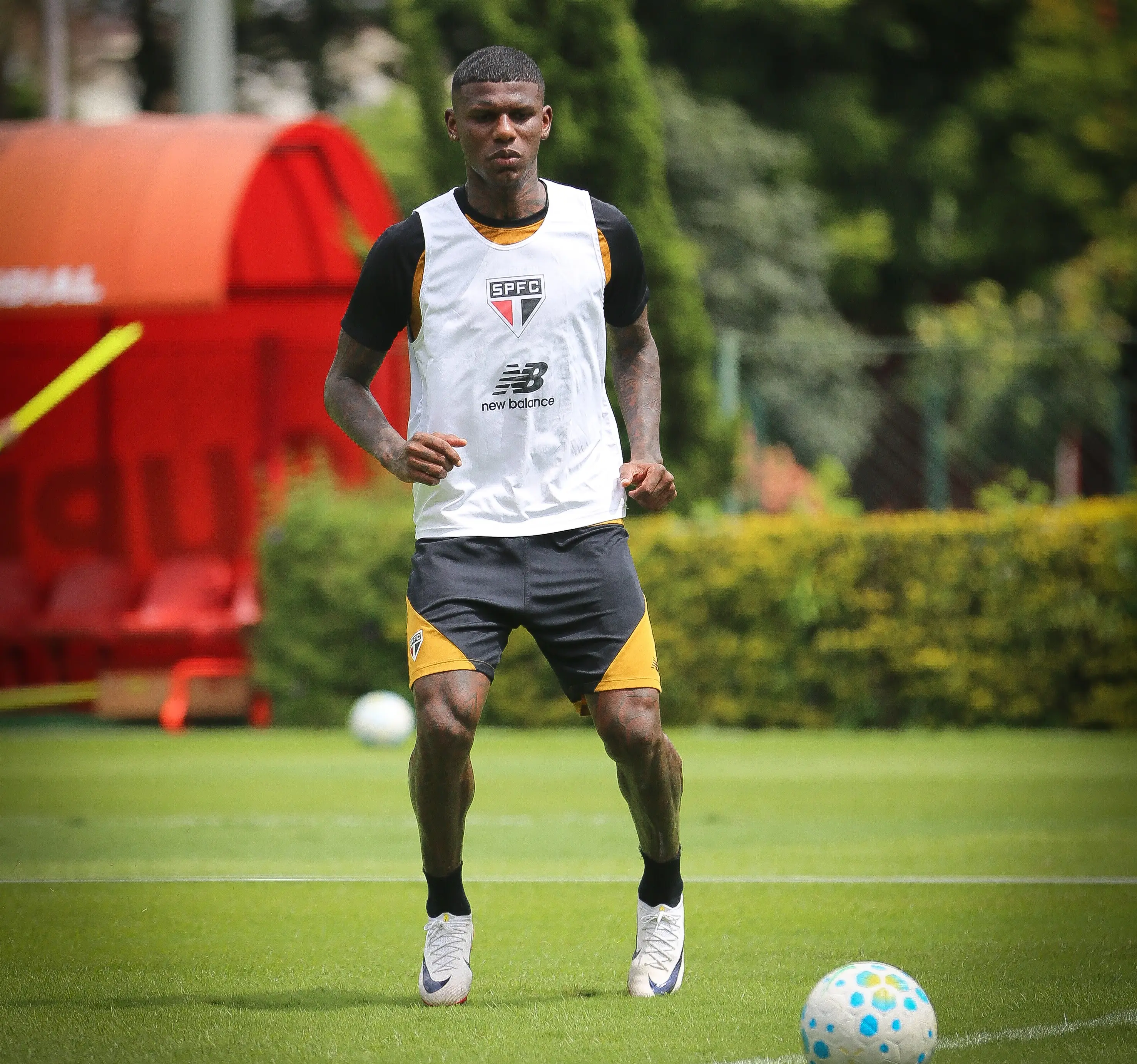 São Paulo reavalia situação e decide reintegrar Arboleda ao elenco
