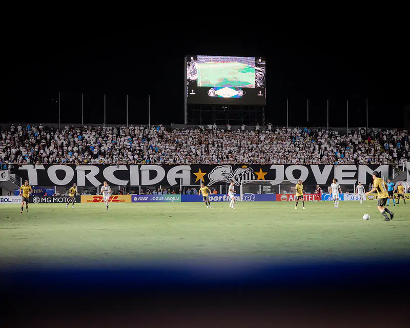 Santos aproveita pausa da Copa para fazer manutenção no gramado da Vila Belmiro