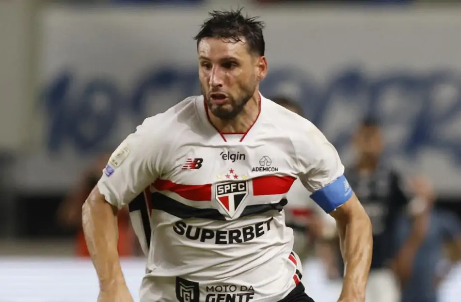 Calleri vive temporada artilheira, mas fecha semestre em jejum no São Paulo