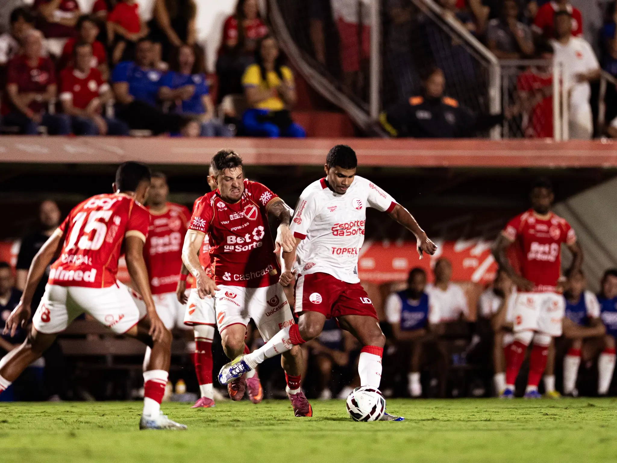 Vila Nova vence o Náutico em jogo de sete gols e dorme na liderança da Série B
