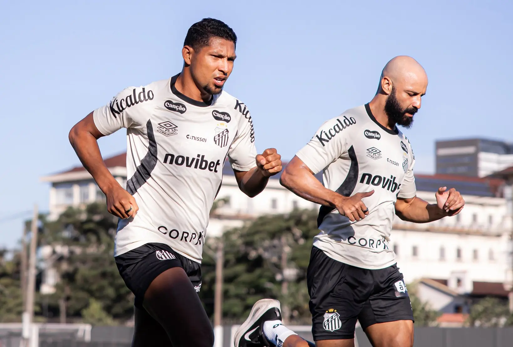 Após férias, Santos retorna aos treinos com bateria de exames e agenda cheia