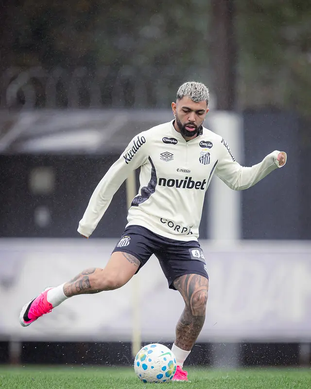 Santos treina em dois períodos e aprimora parte física em início de intertemporada