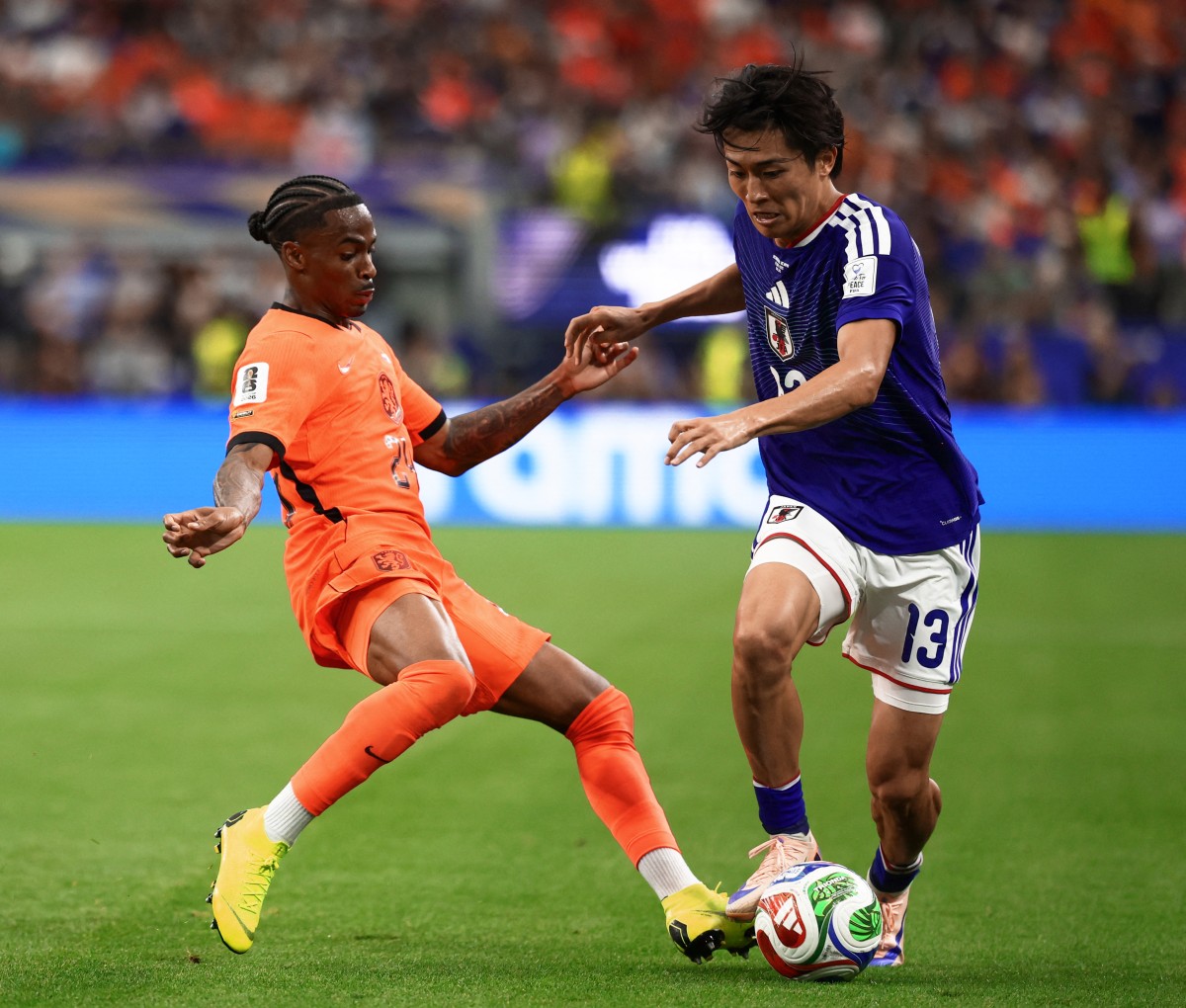 Memphis sai do banco e vê Holanda ceder empate ao Japão no fim pela Copa
