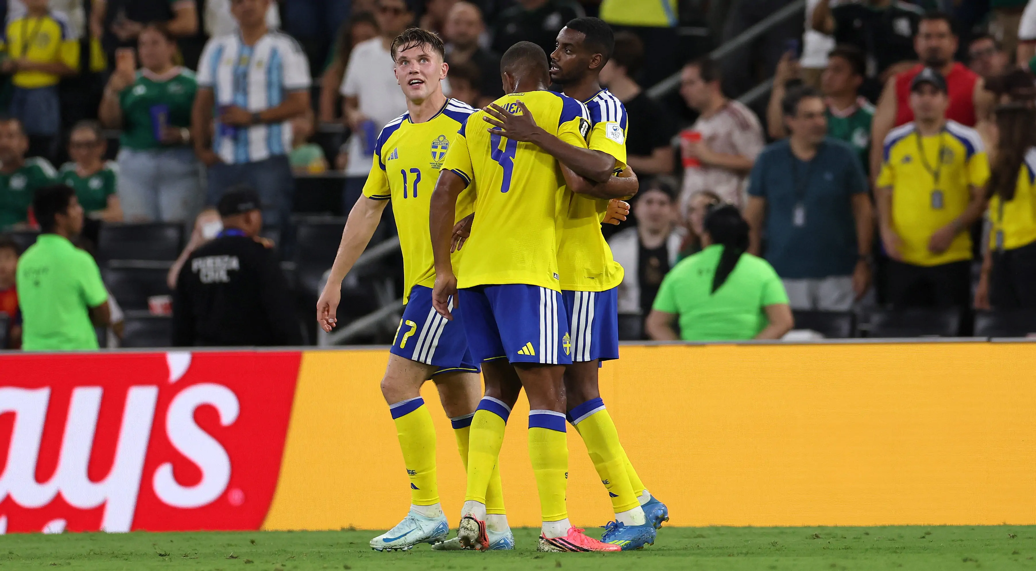 Artilheiros brilham, e Suécia goleia Tunísia em estreia na Copa do Mundo