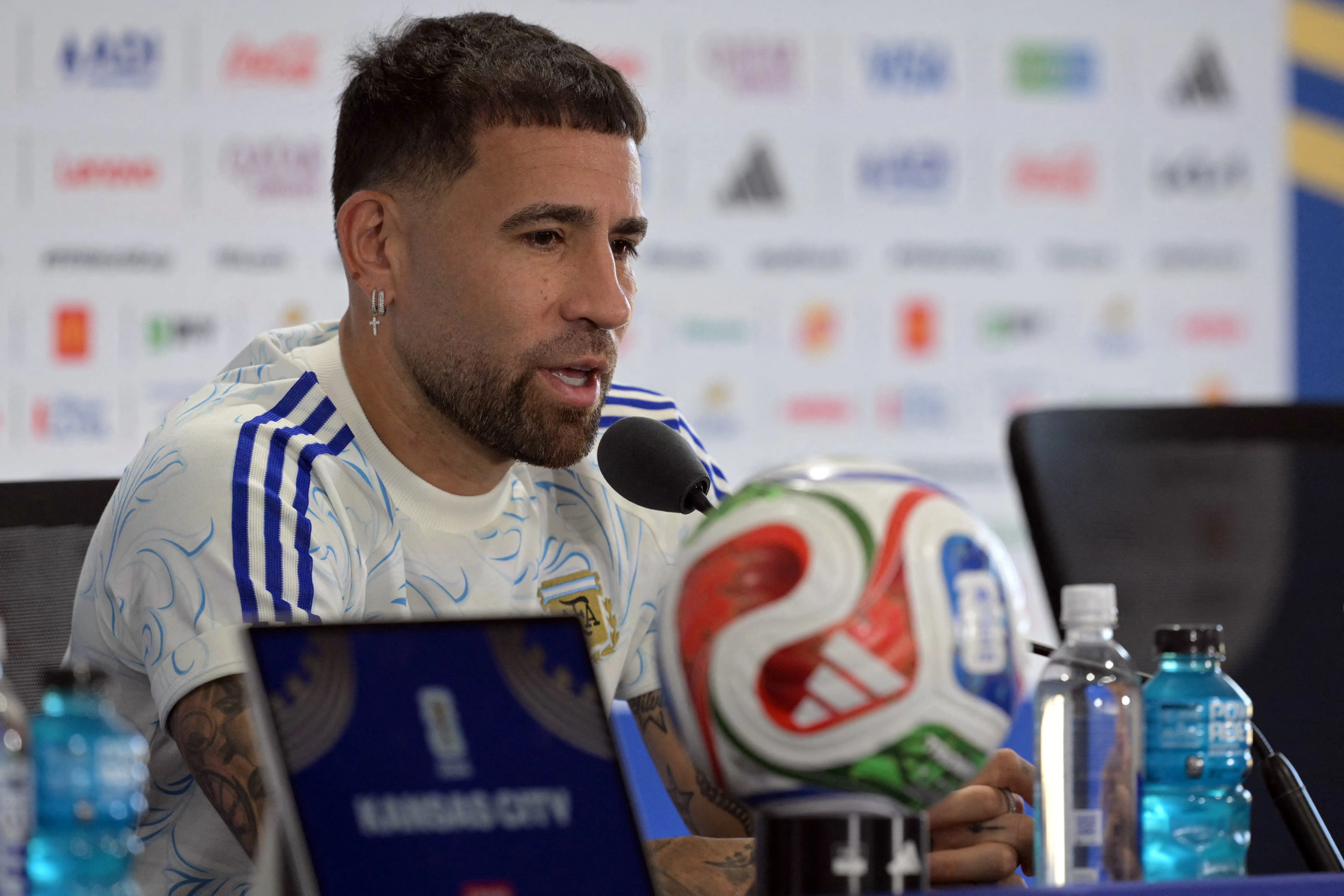 Otamendi pede humildade à atual campeã Argentina antes de estreia na Copa do Mundo