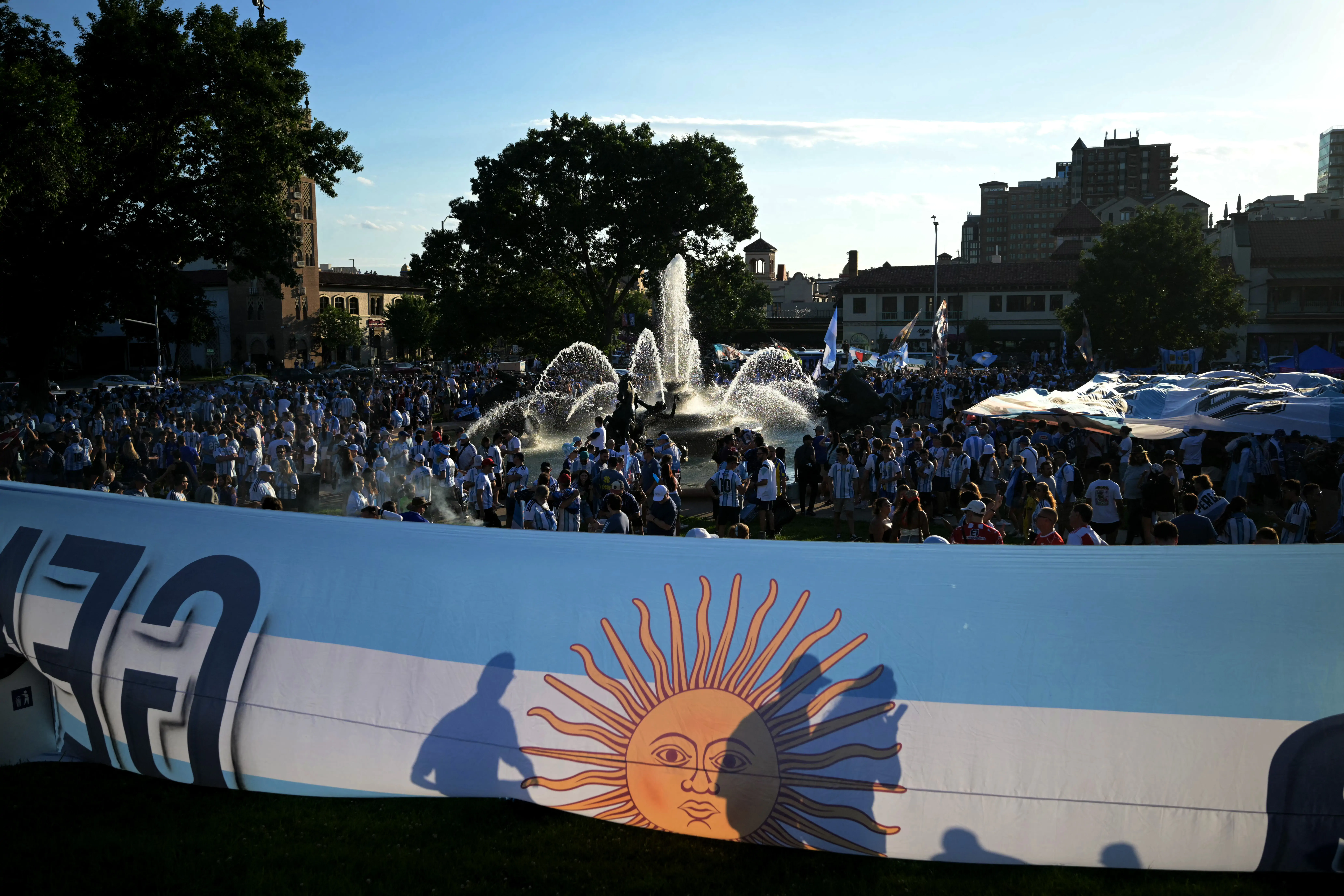 Torcida argentina faz bandeiraço em Kansas antes da estreia na Copa do Mundo contra a Argélia