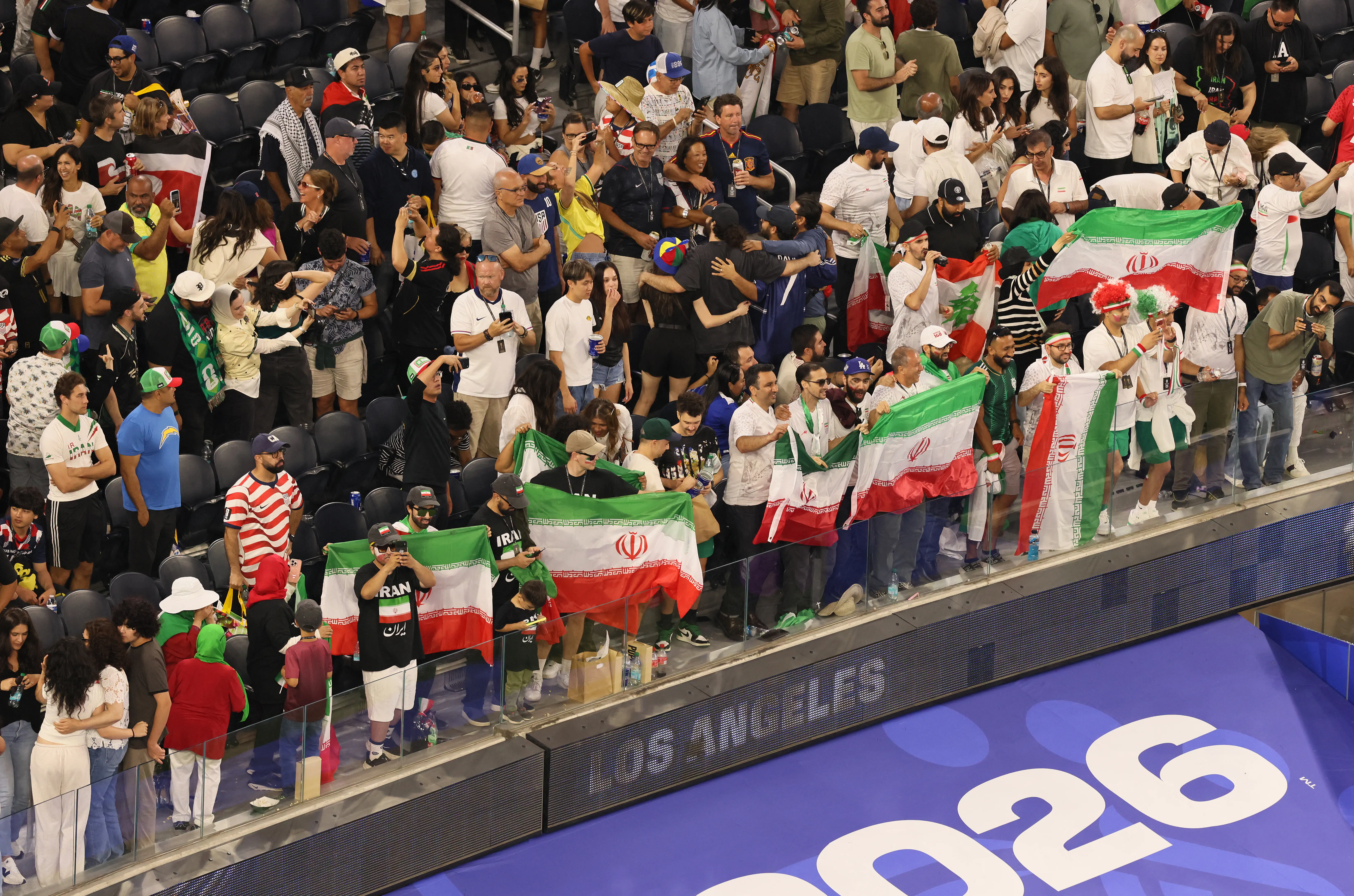 Comunidade iraniana em Los Angeles protesta contra sua seleção na Copa do Mundo