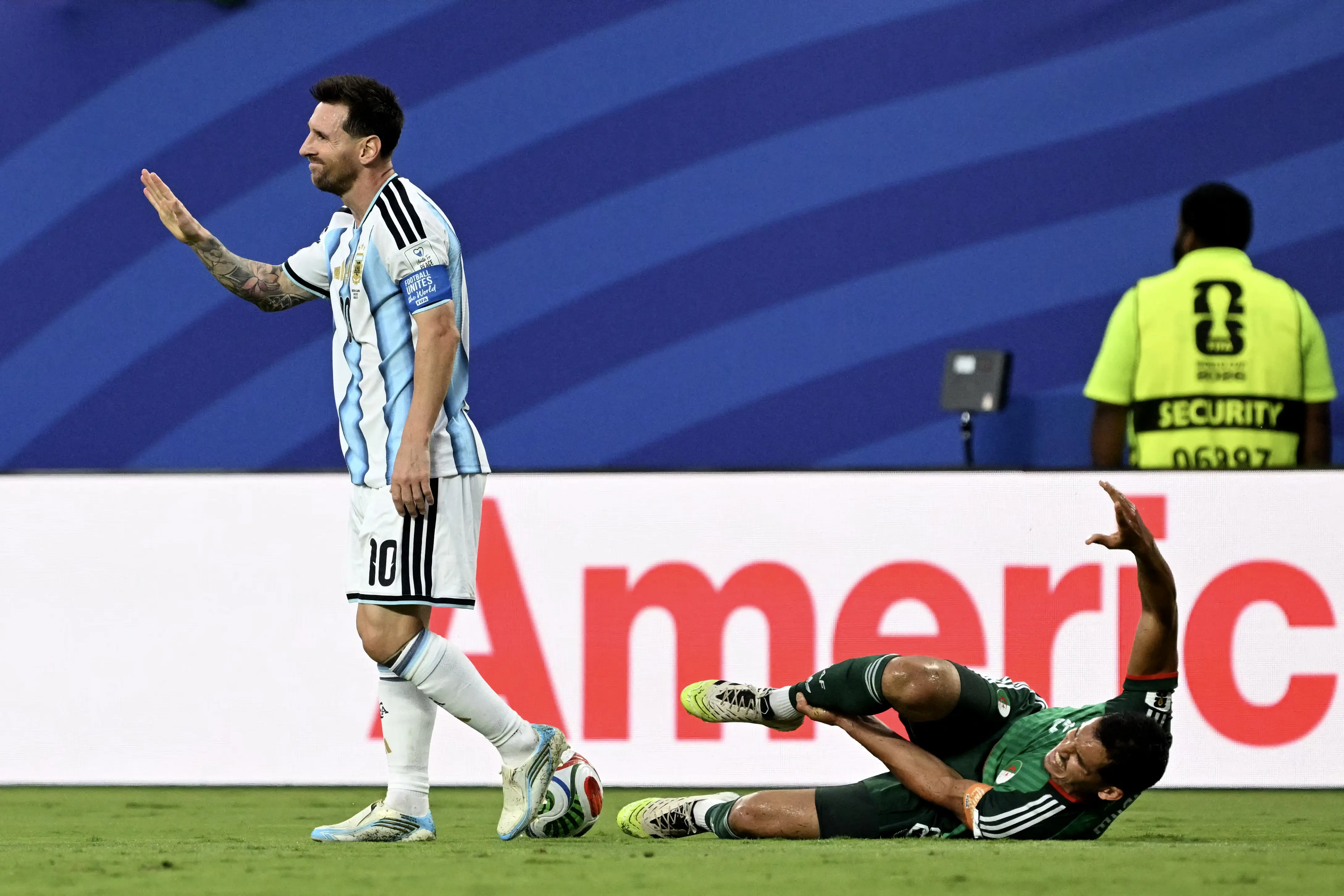 Argélia apresenta reclamação à Fifa por 'arbitragem injusta' em jogo contra Argentina