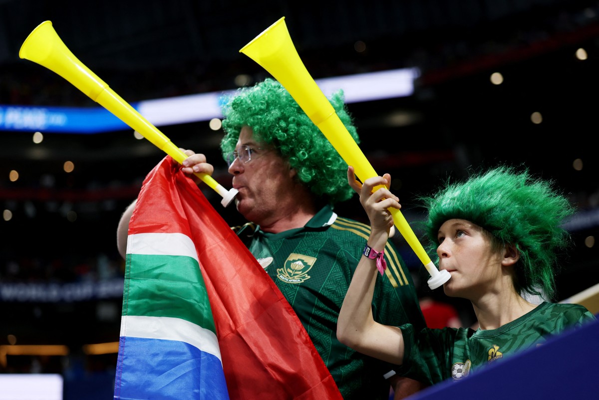 Torcedores africanos viram as costas à África do Sul na Copa do