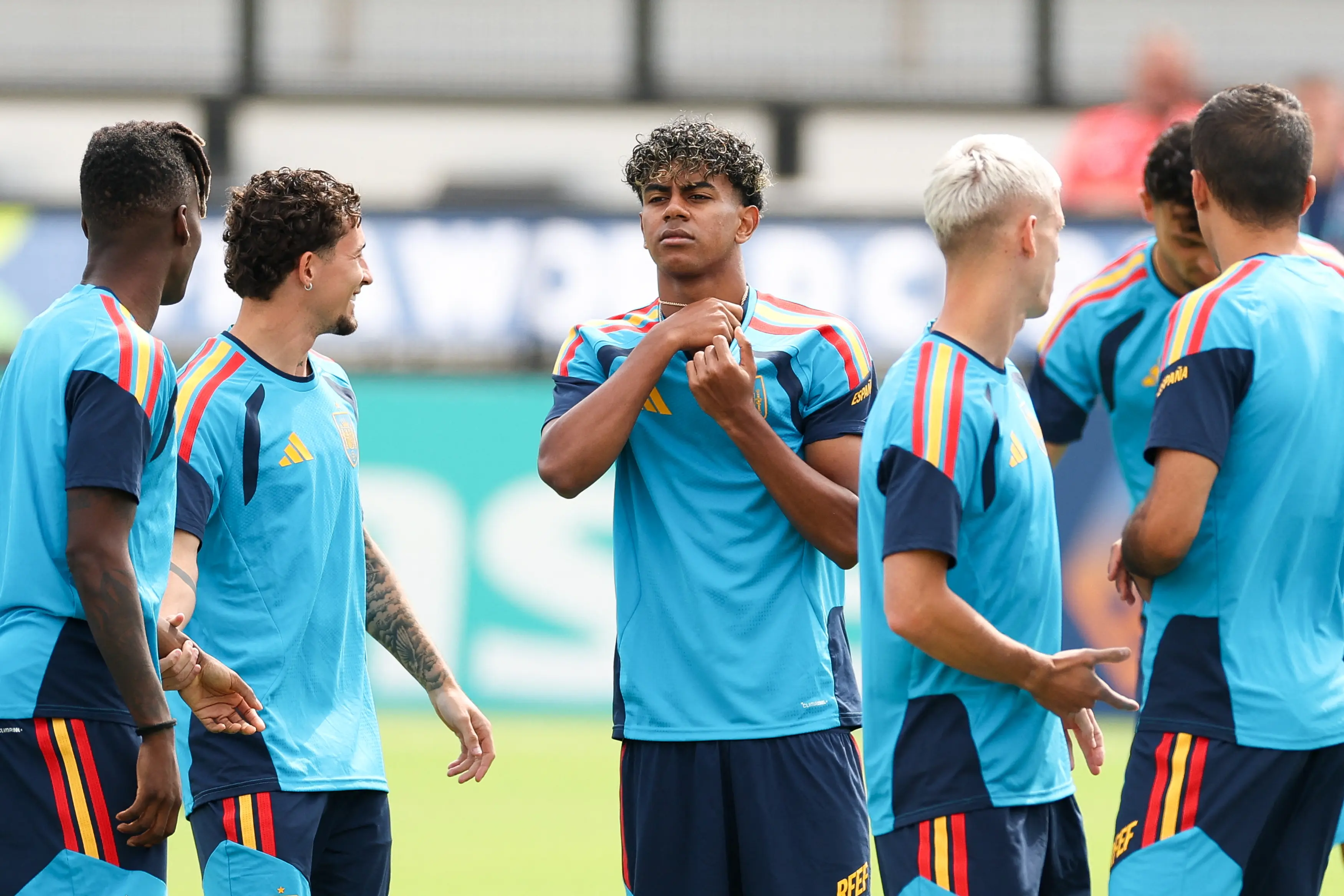 Espanha e Uruguai voltam a campo e querem se juntar aos campeões que já venceram