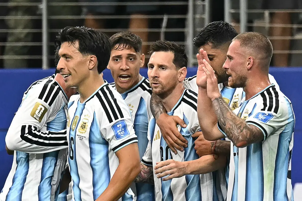 Messi faz história, lidera vitória contra Áustria e leva Argentina ao mata-mata da Copa