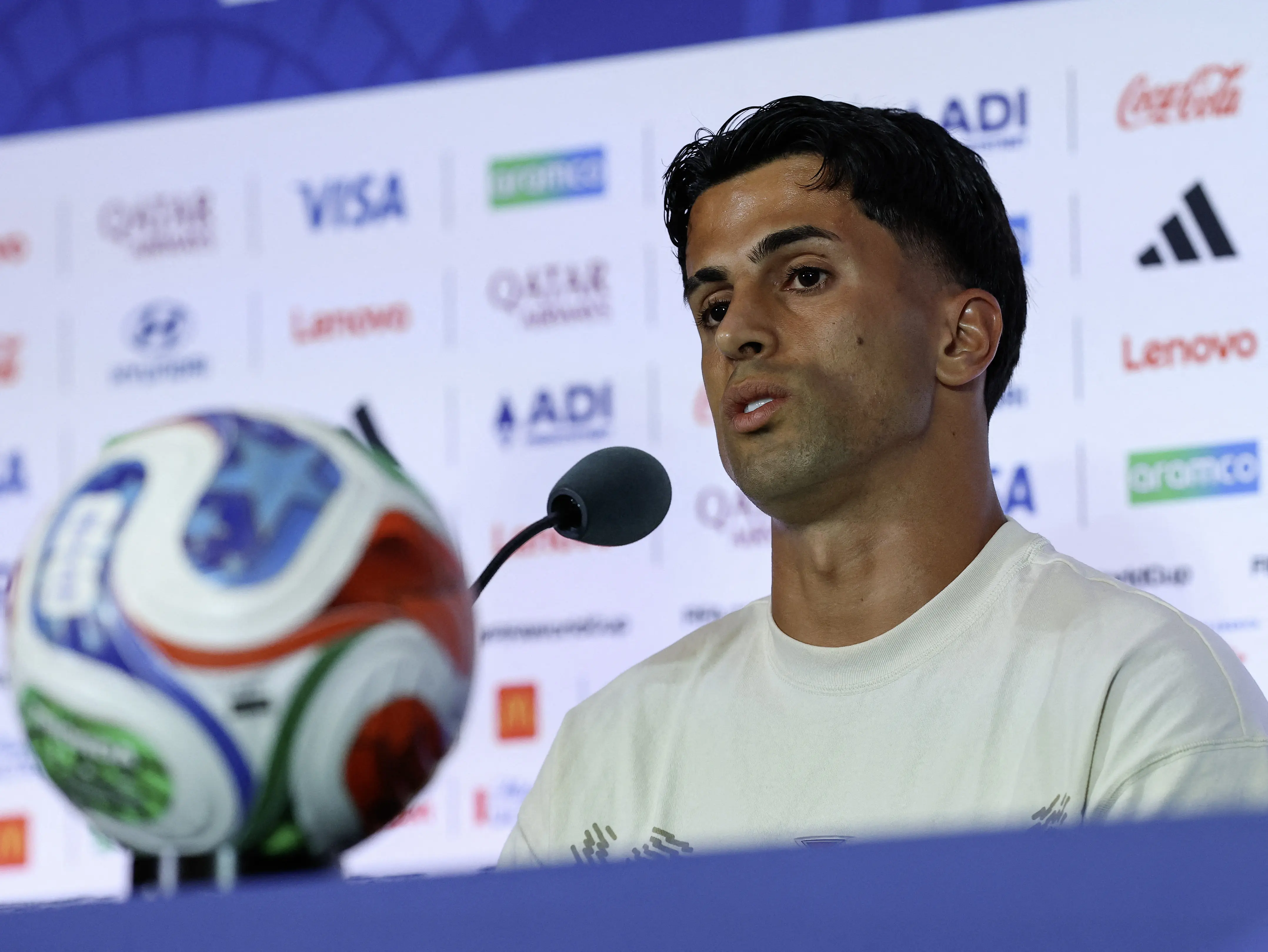 "Neymar e Cristiano Ronaldo não precisam provar nada a ninguém", diz lateral português